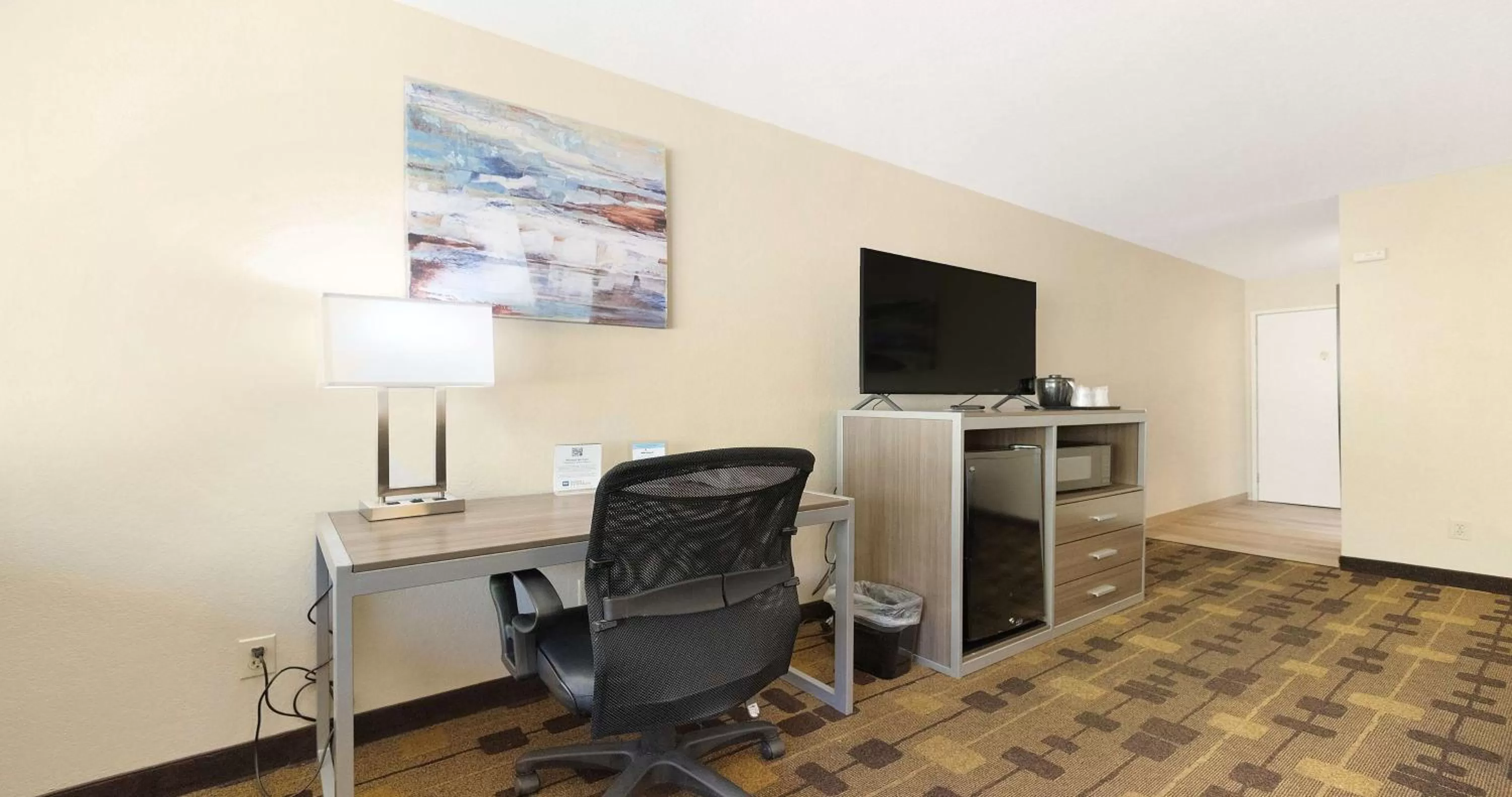 King Room with Roll-In Shower - Mobility Access in Best Western Amador Inn