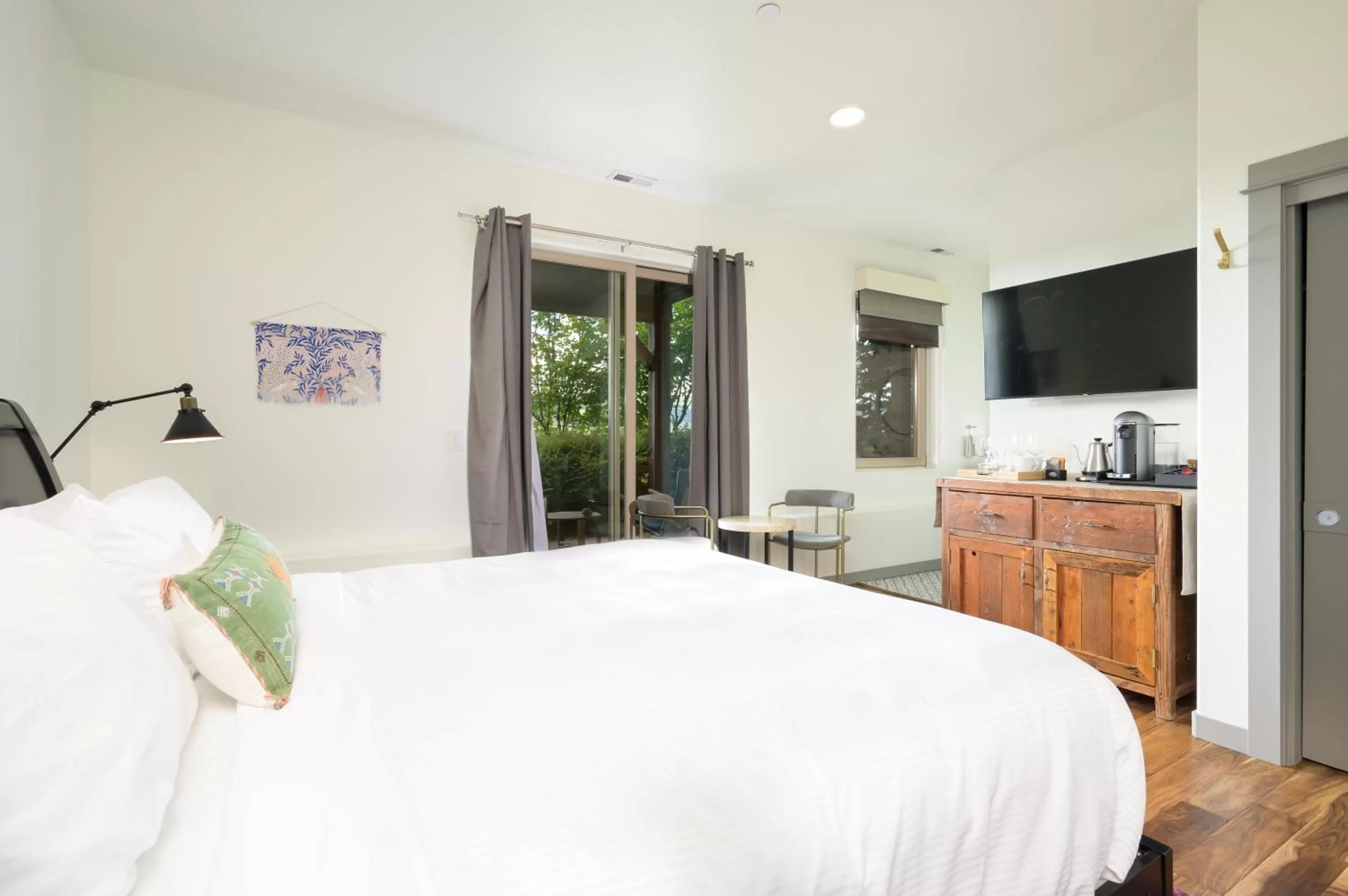 07 - Superior King Room in The Setting Inn Willamette Valley