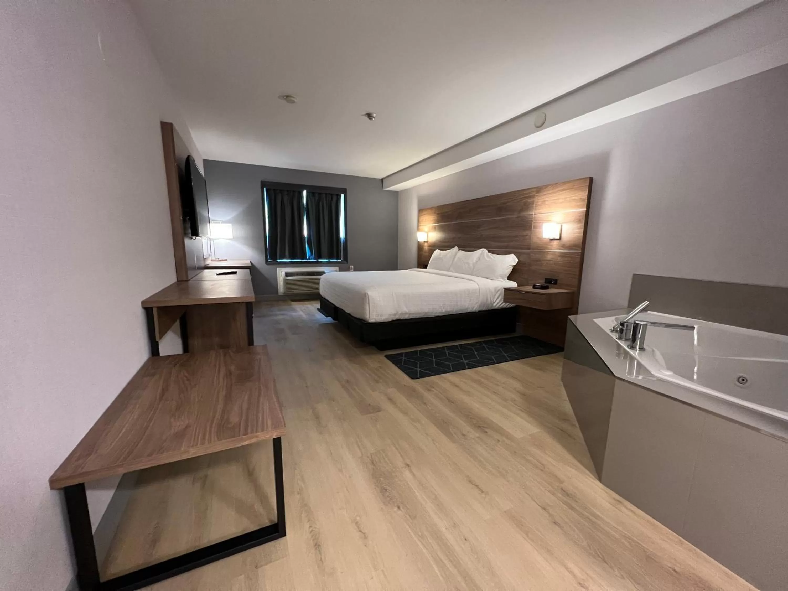 King Suite with Jetted Tub - Non-Smoking in Super 8 by Wyndham Cornwall ON