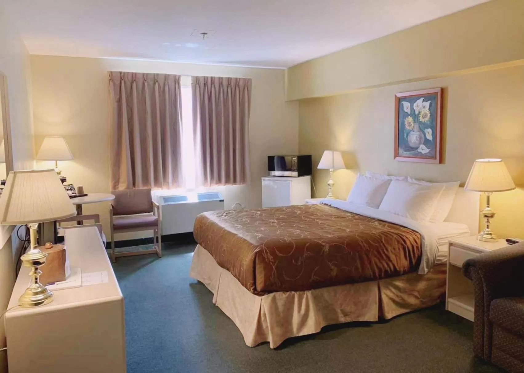 Queen Room - Disability Access in MountainView Hotel Merritt