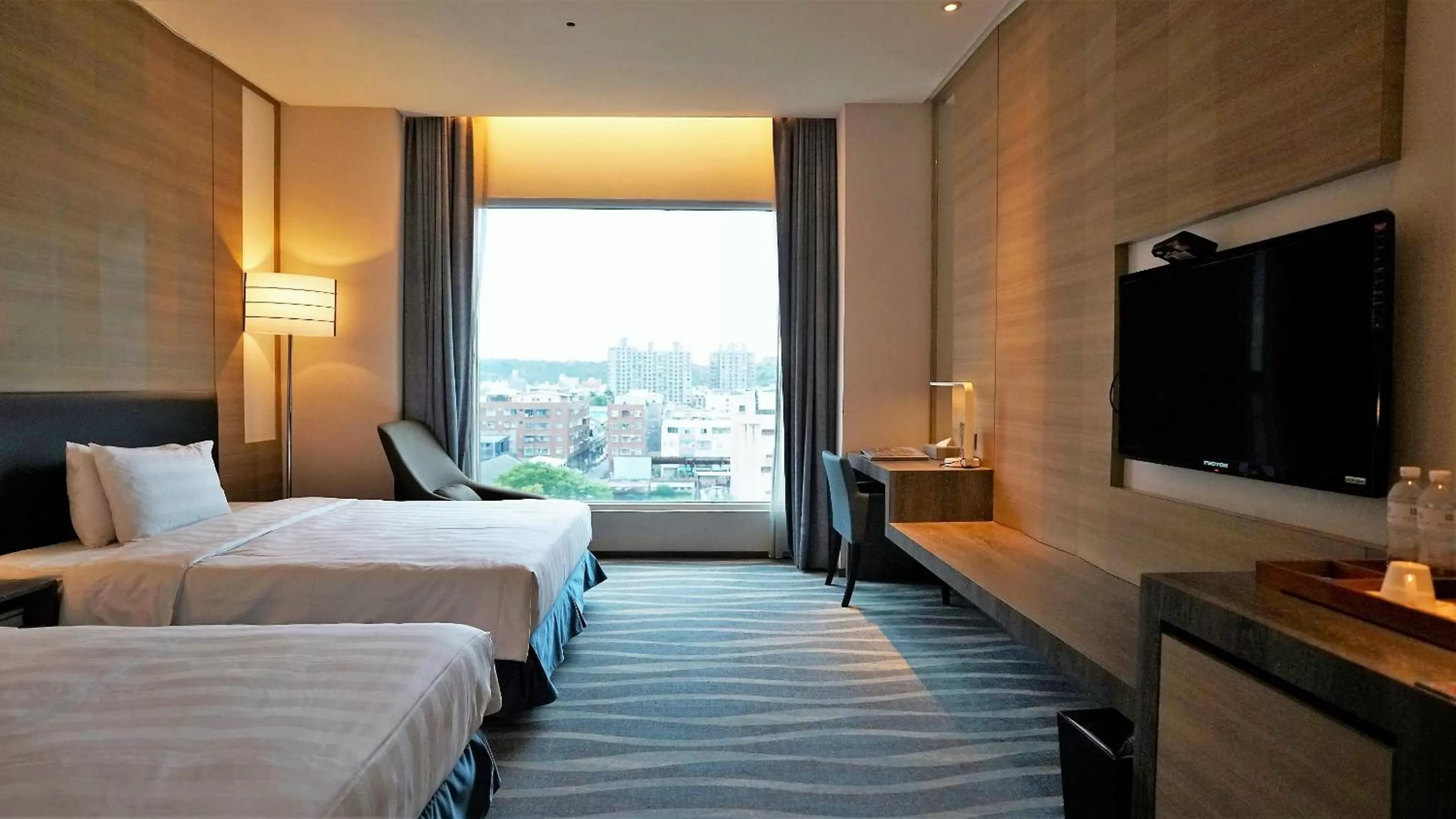 Deluxe Twin Room with City View in City Suites - Kaohsiung Chenai