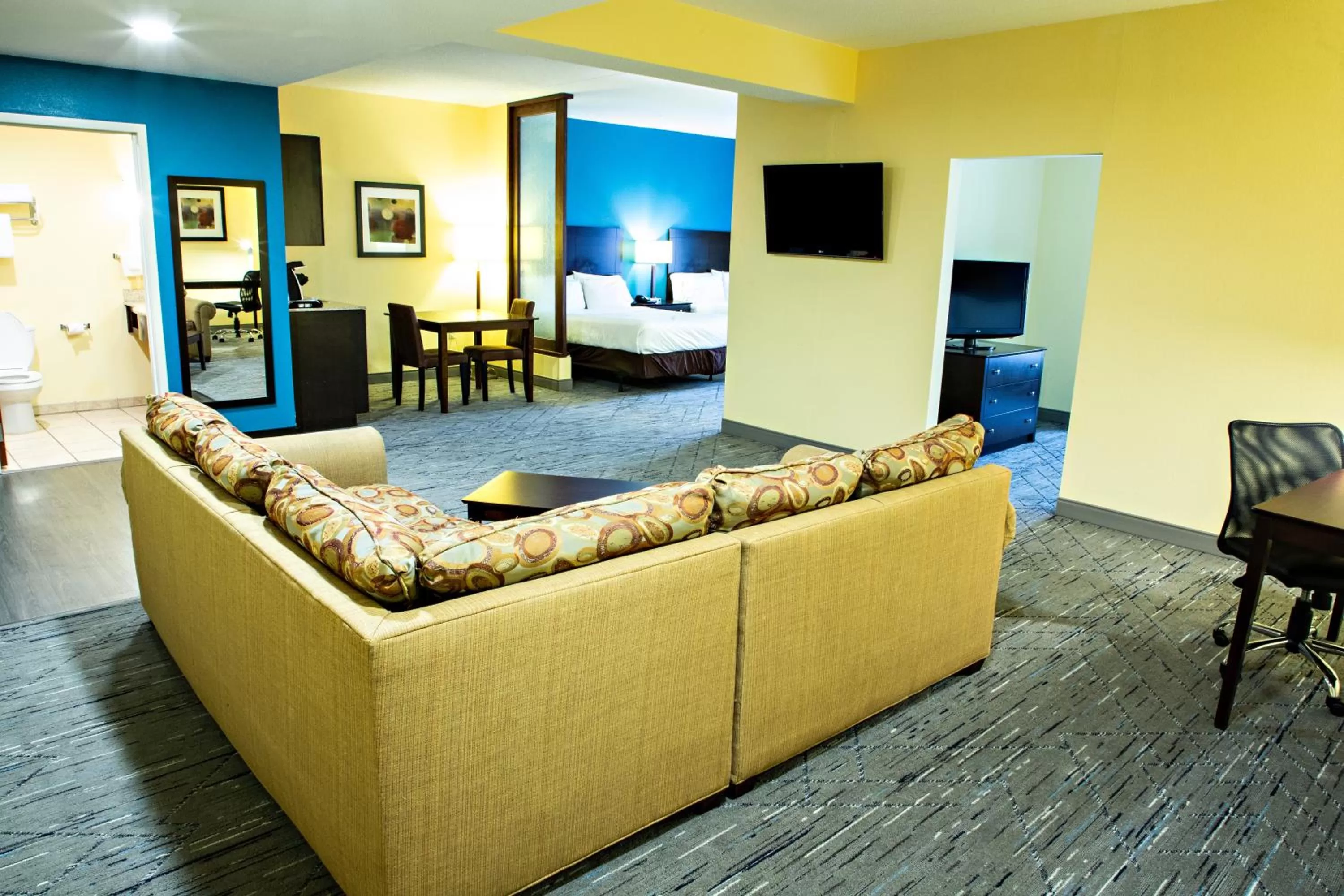 Holiday Inn Express & Suites Harrisburg West