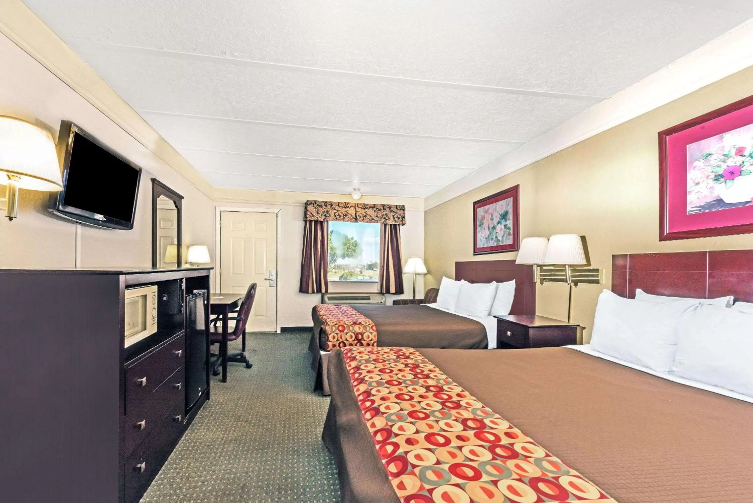 Queen Room with Two Queen Beds - Smoking in Days Inn by Wyndham Gainesville