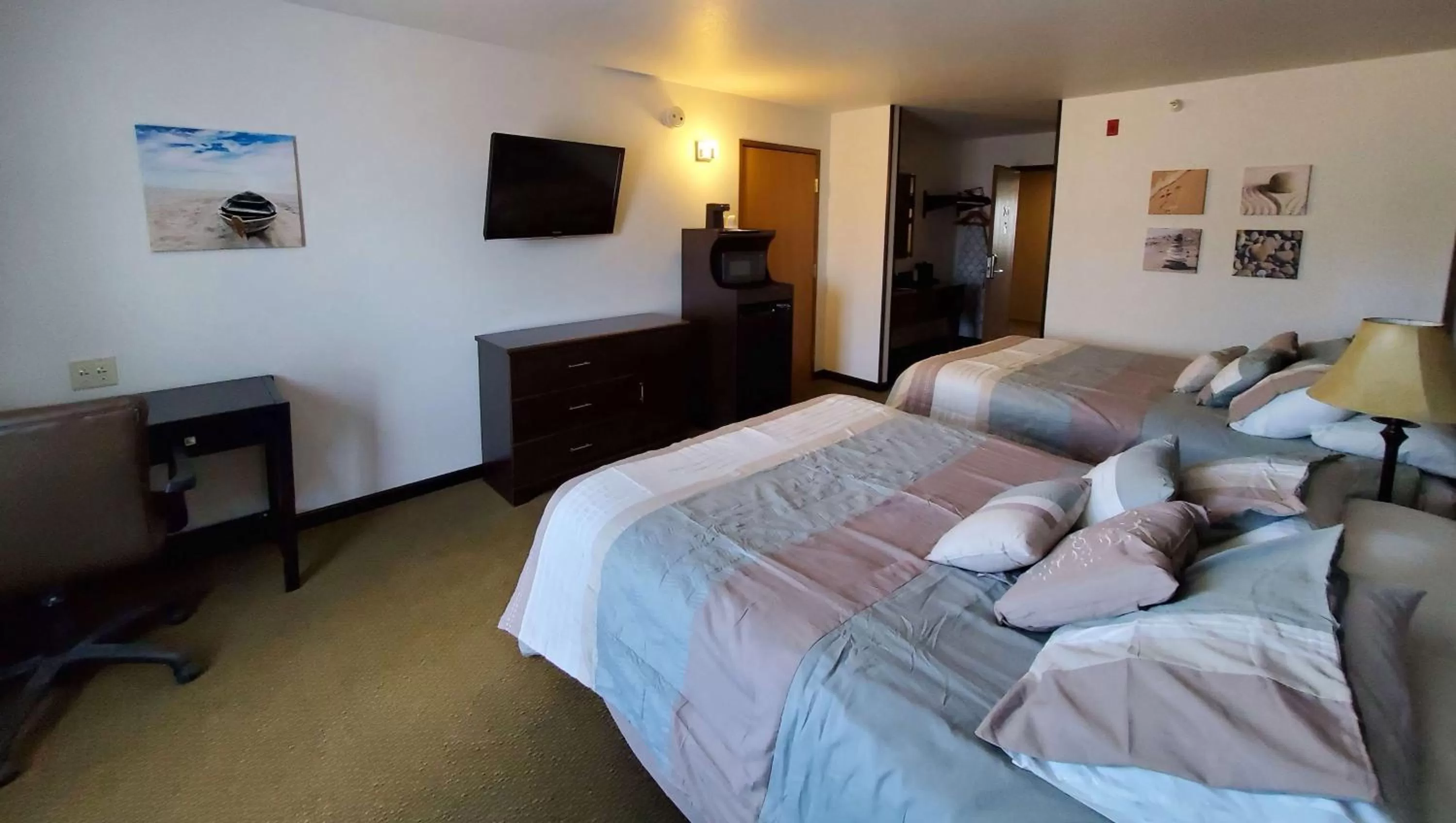 Queen Room - Not Pet Friendly in Jasper Ridge Inn Ishpeming