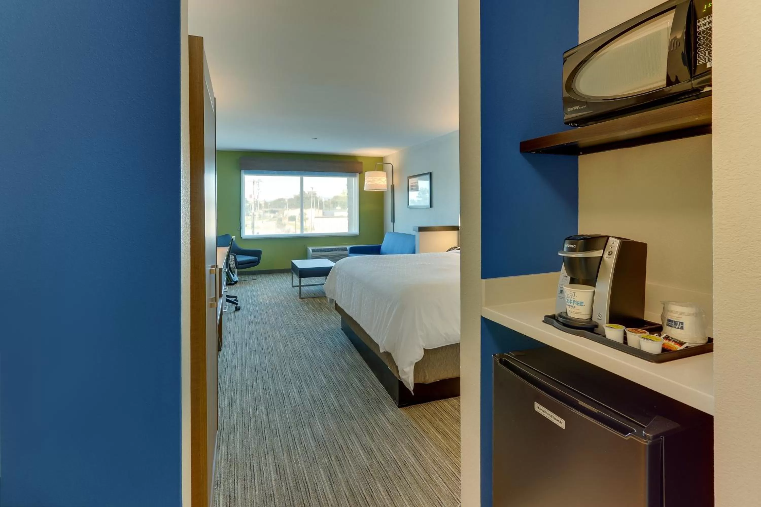 Standard King Room with Sofa Bed in Holiday Inn Express & Suites - Roanoke – Civic Center