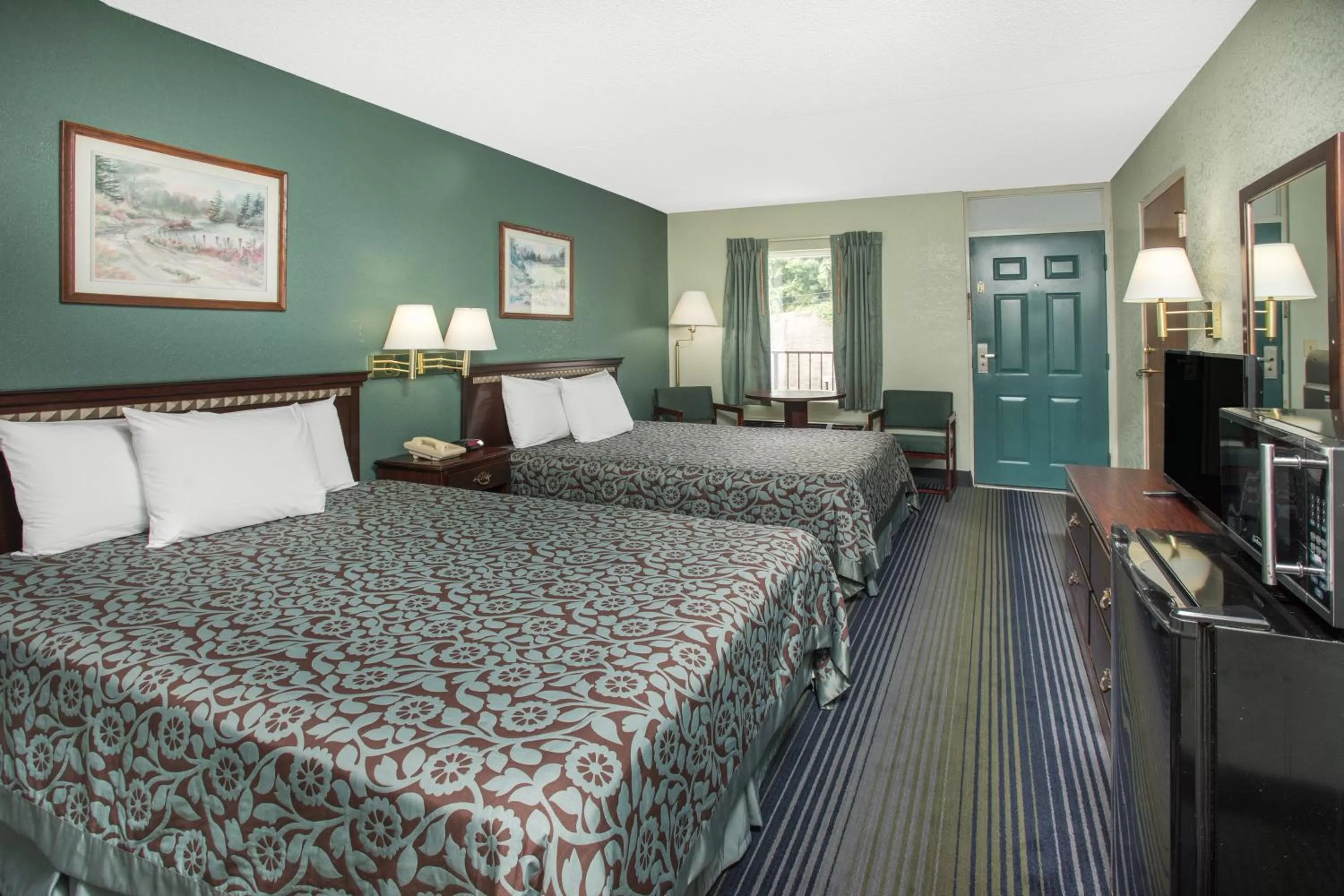 Queen Room with Two Queen Beds - Smoking in Days Inn by Wyndham Harrison