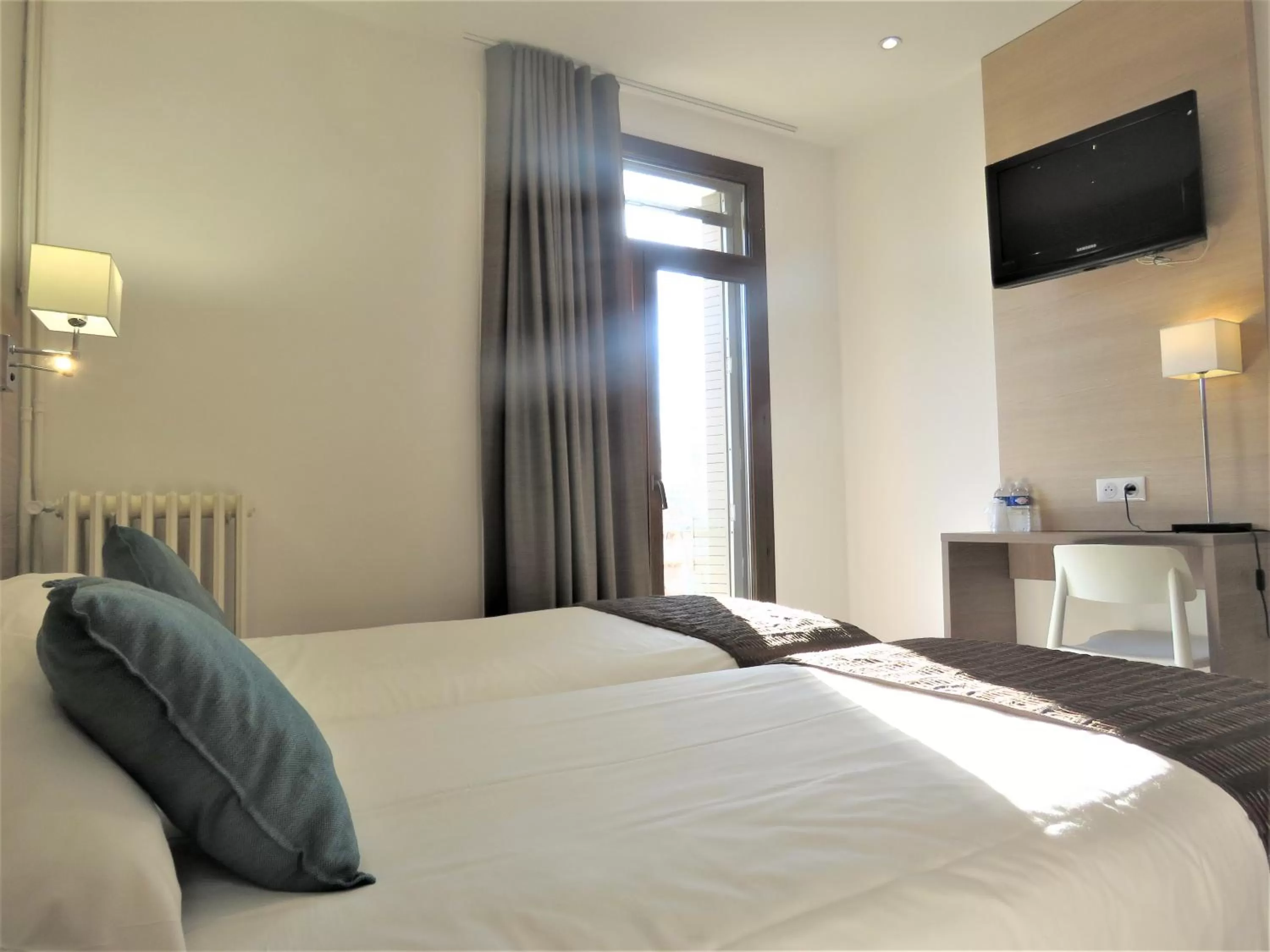 Twin Room with Shower in Logis Hôtel Restaurant Le Cours