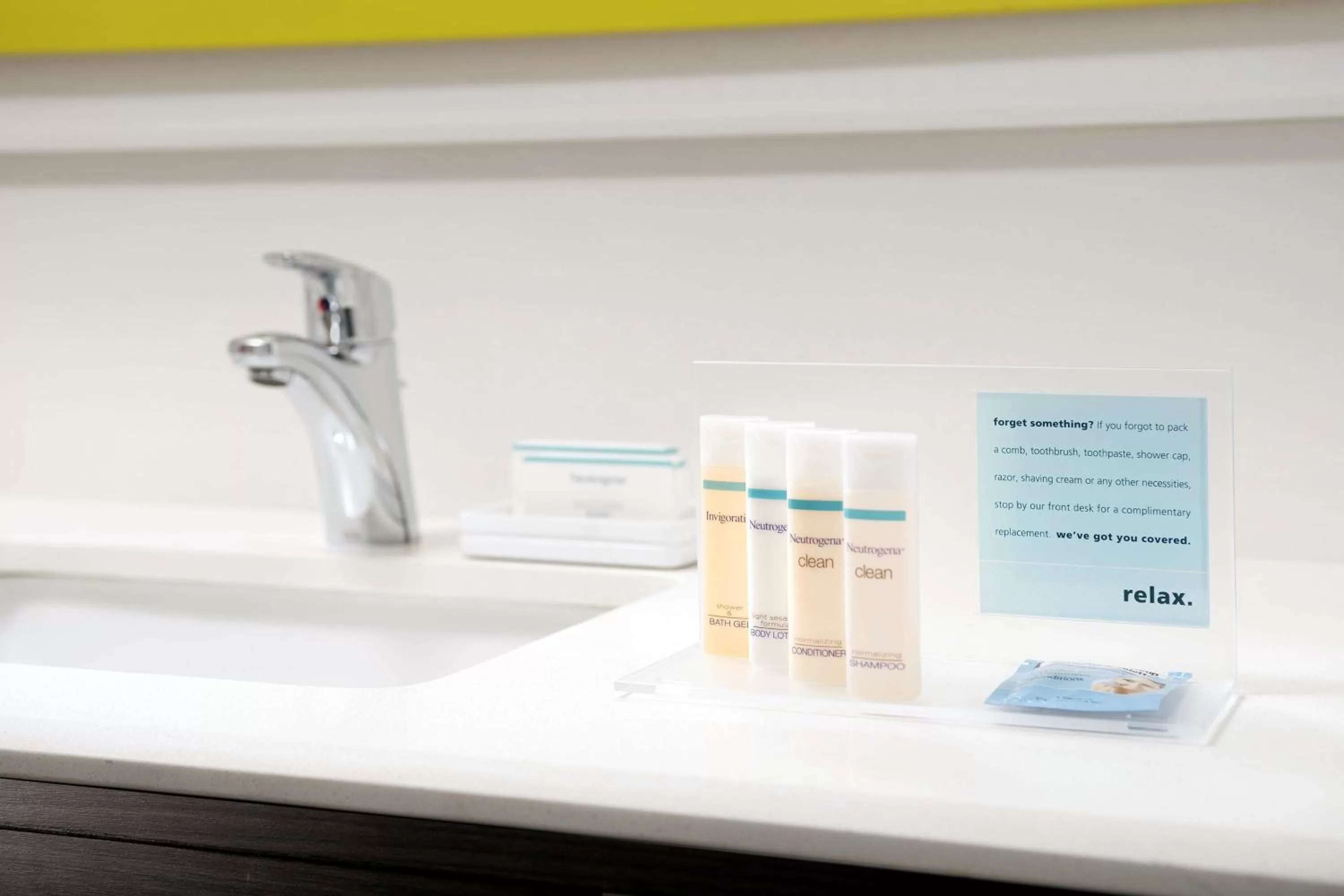 King Room with Roll-In Shower - Mobility and Hearing Access/Non-Smoking in Hampton Inn Miami Airport East