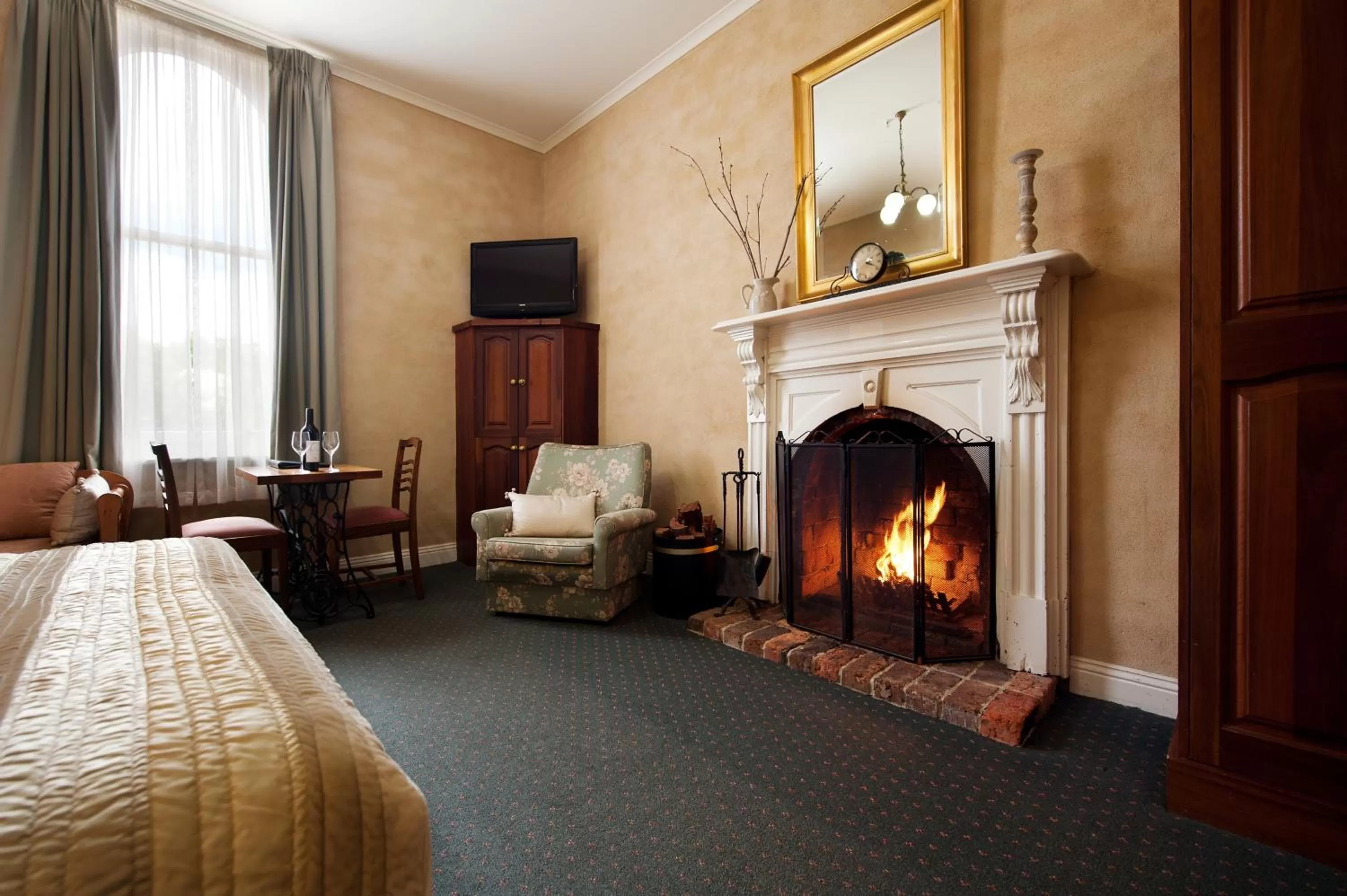 Heritage King Fireplace Room in Central Springs Inn