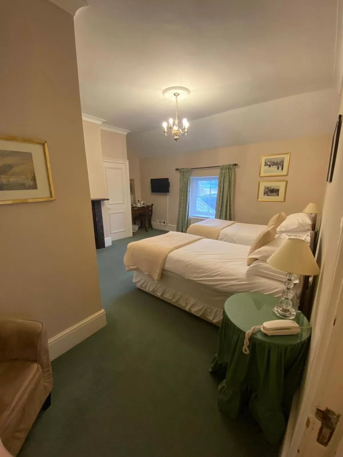 Twin Room in Guyers House Hotel and Restaurant