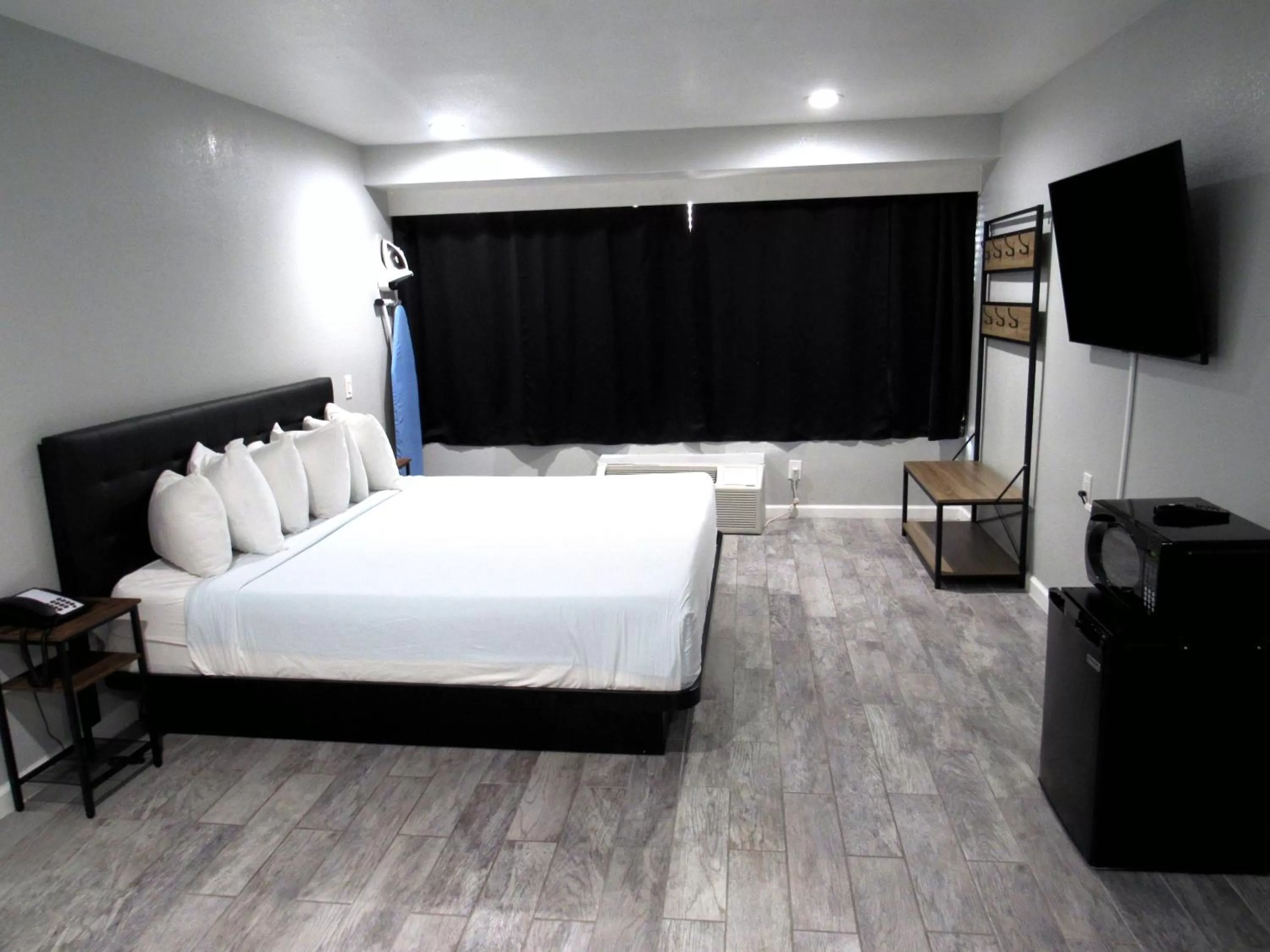 Studio King Room in Capri Suites Anaheim