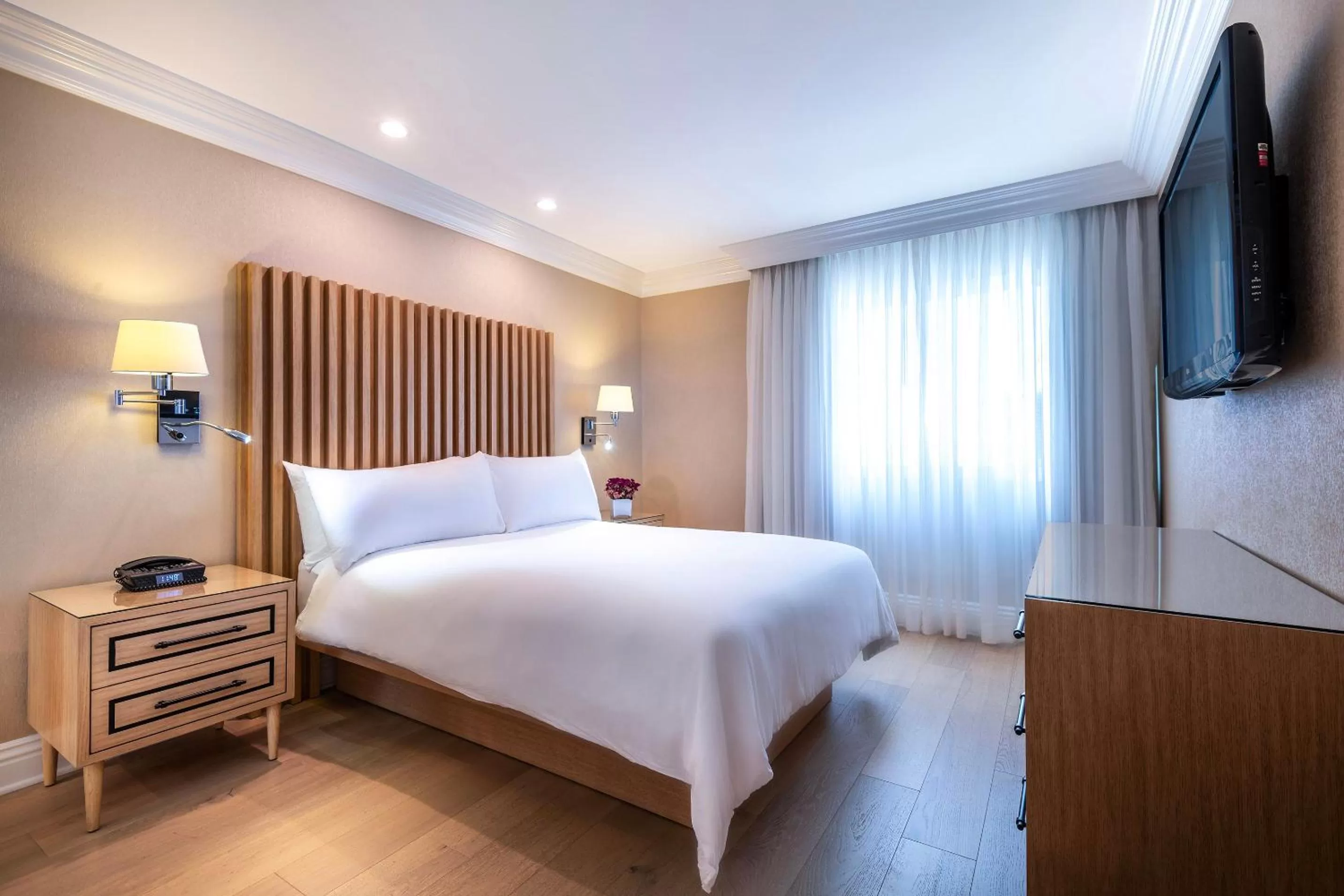 Queen Executive Suite in Beverly Hills Plaza Hotel & Spa