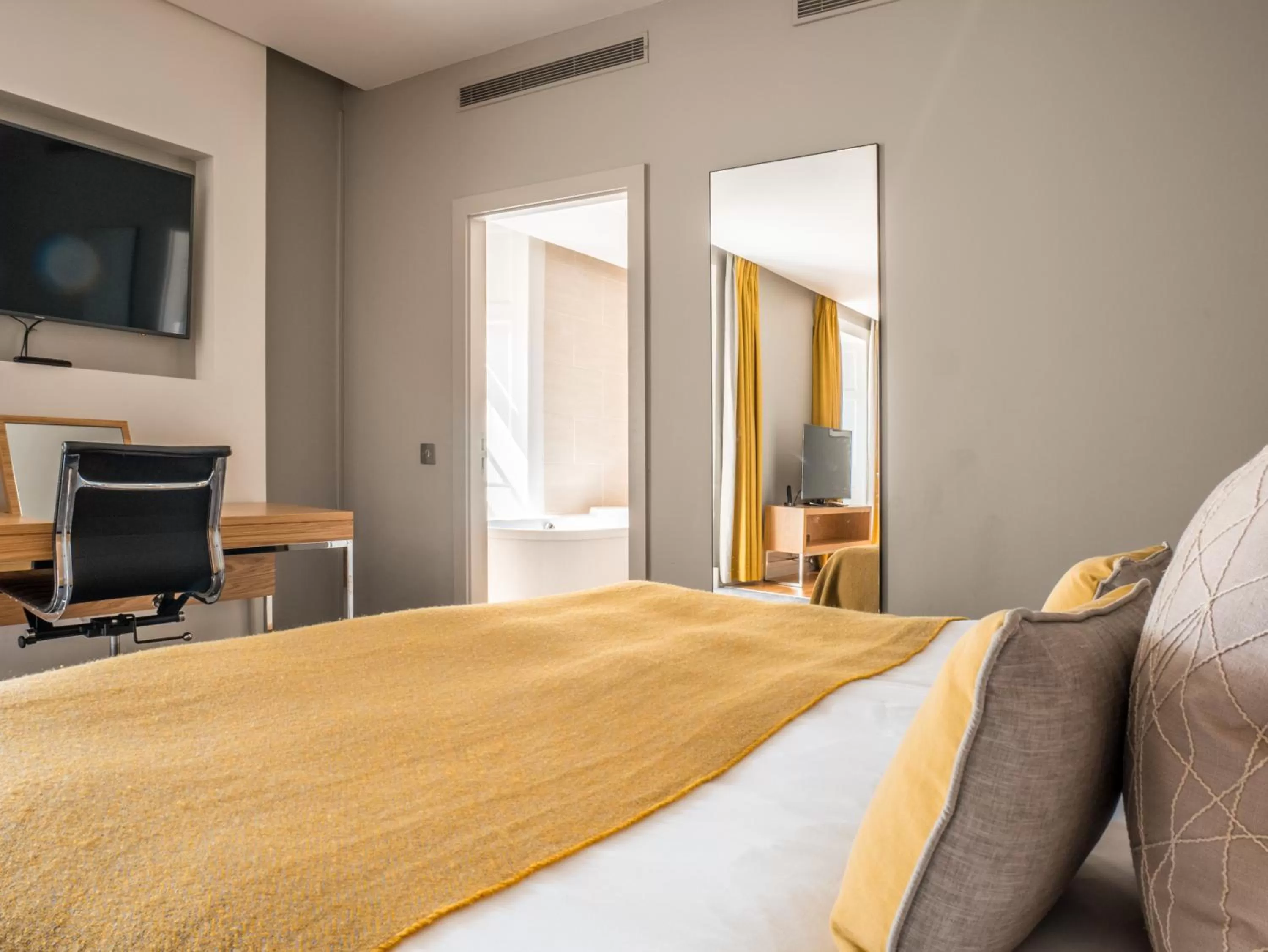 Master Suite in Apex Waterloo Place Hotel