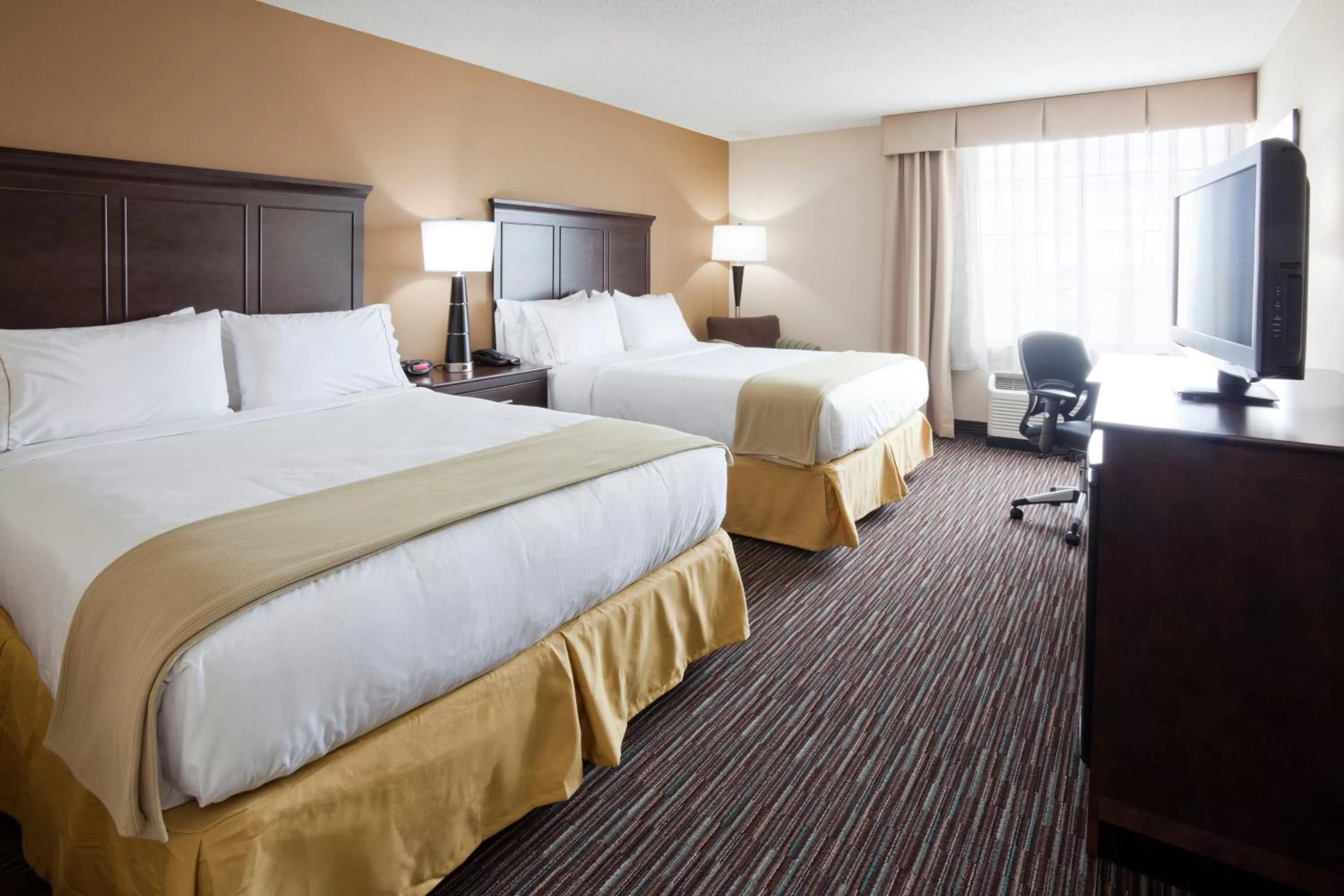 Queen Room with Two Queen Beds - Mobility Access Tub/Non-Smoking in Holiday Inn Express & Suites Willmar by IHG