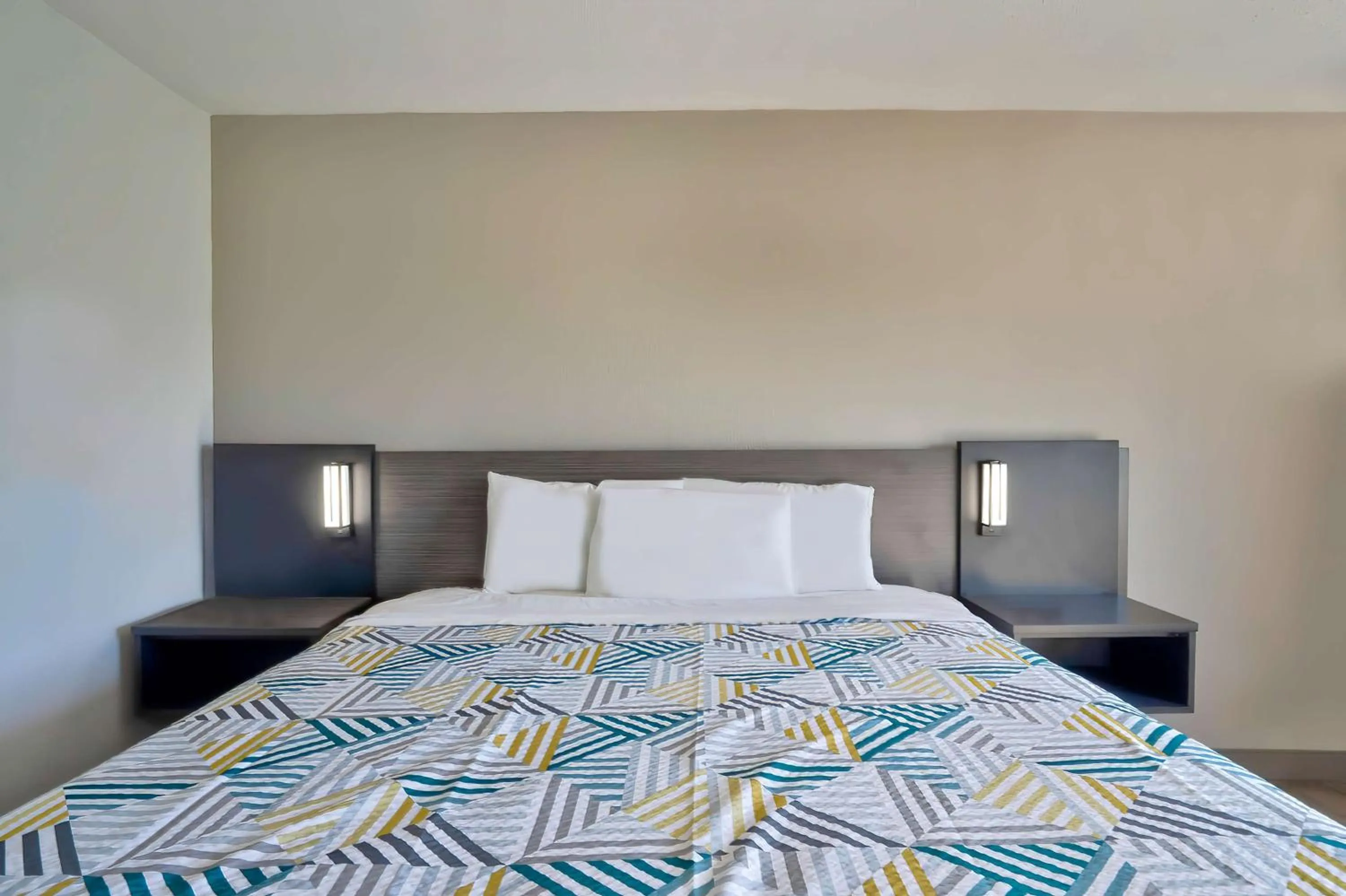 Standard King Room - Smoking in Motel 6 Virginia Beach