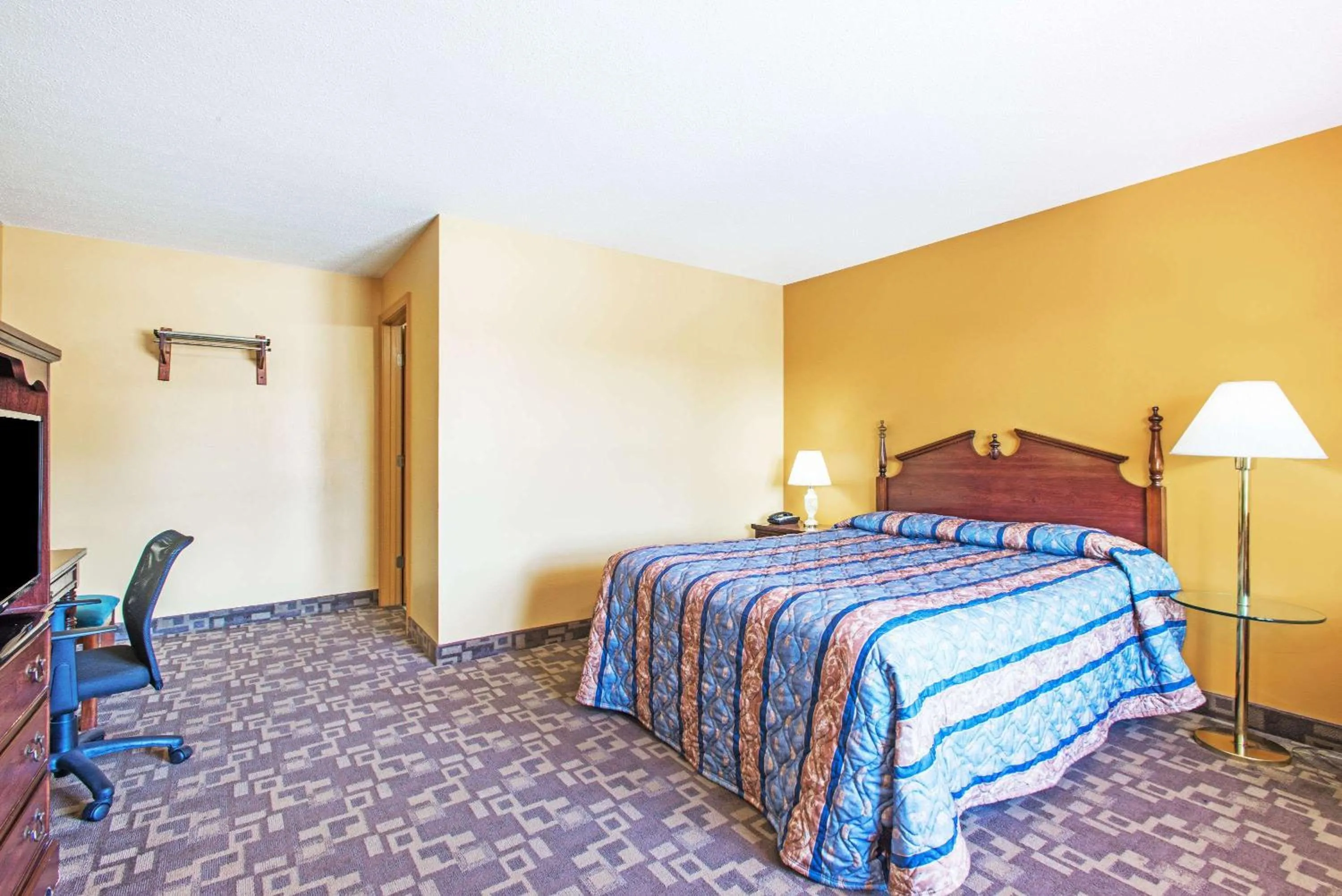 Queen Room with Two Queen Beds - Non-Smoking in Knights Inn Hadley