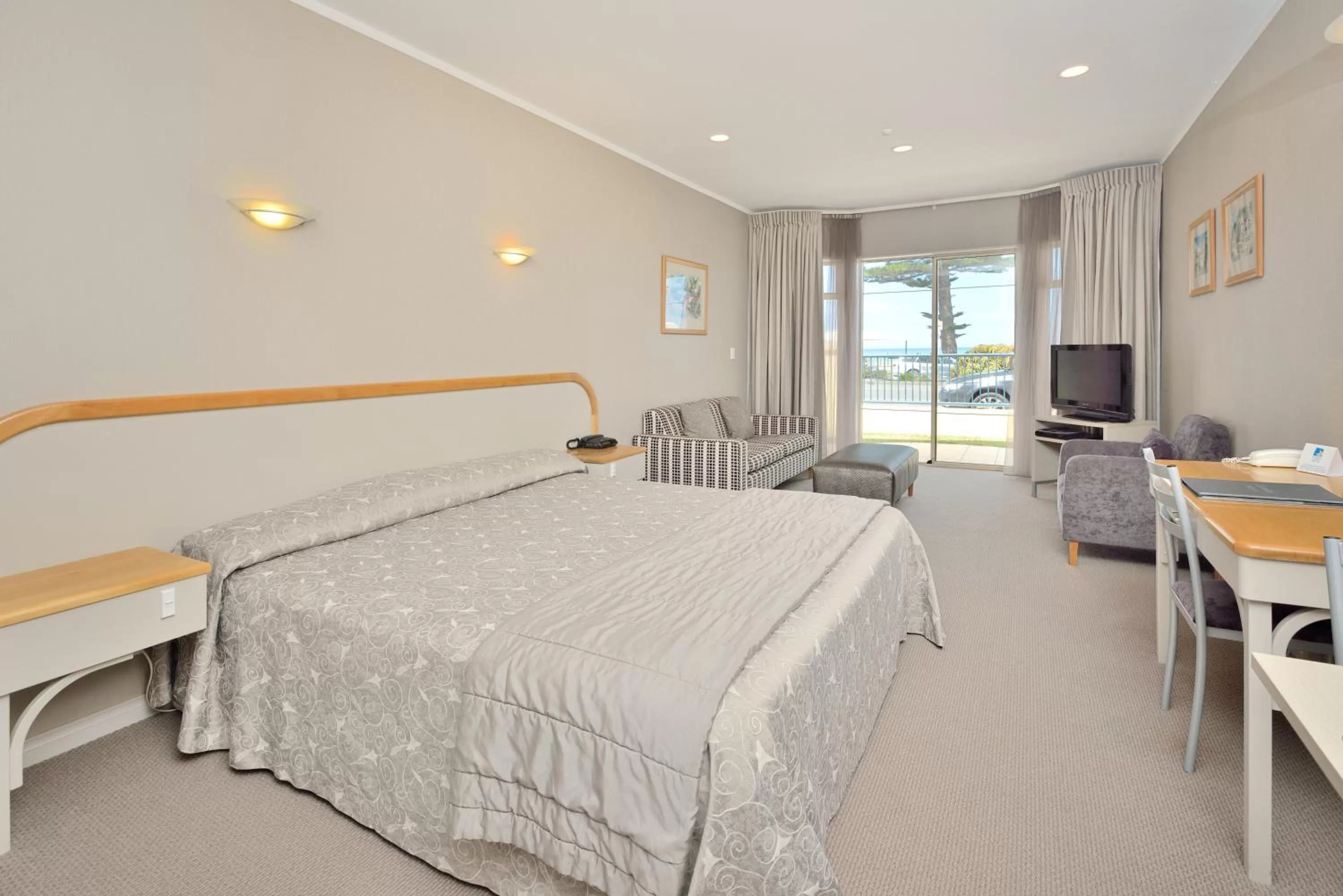 One-Bedroom Suite - Disability Access in Shoreline Motel