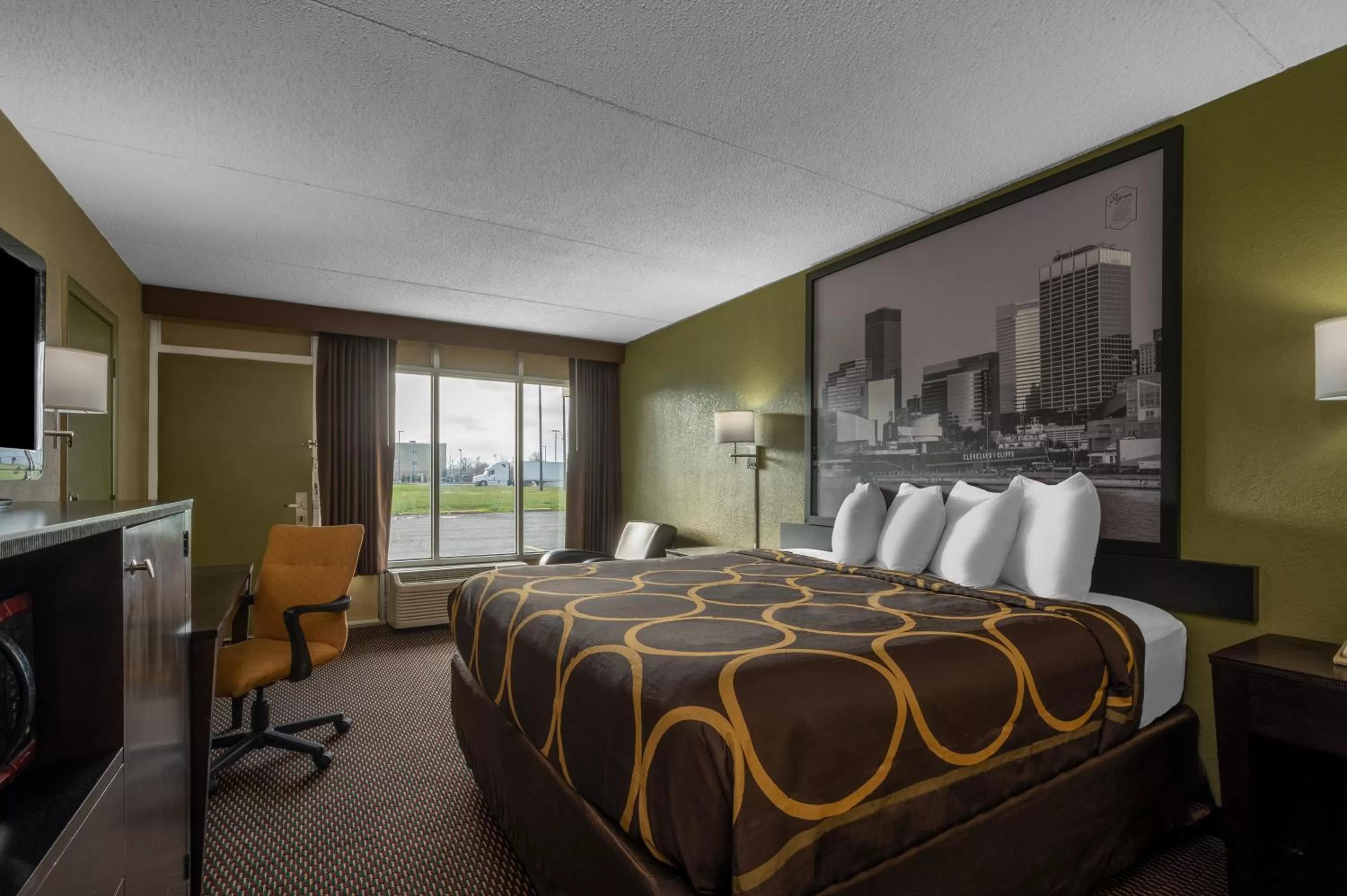 King Room with Roll-In Shower - Mobility Access/Non-Smoking in Super 8 by Wyndham Perrysburg-Toledo