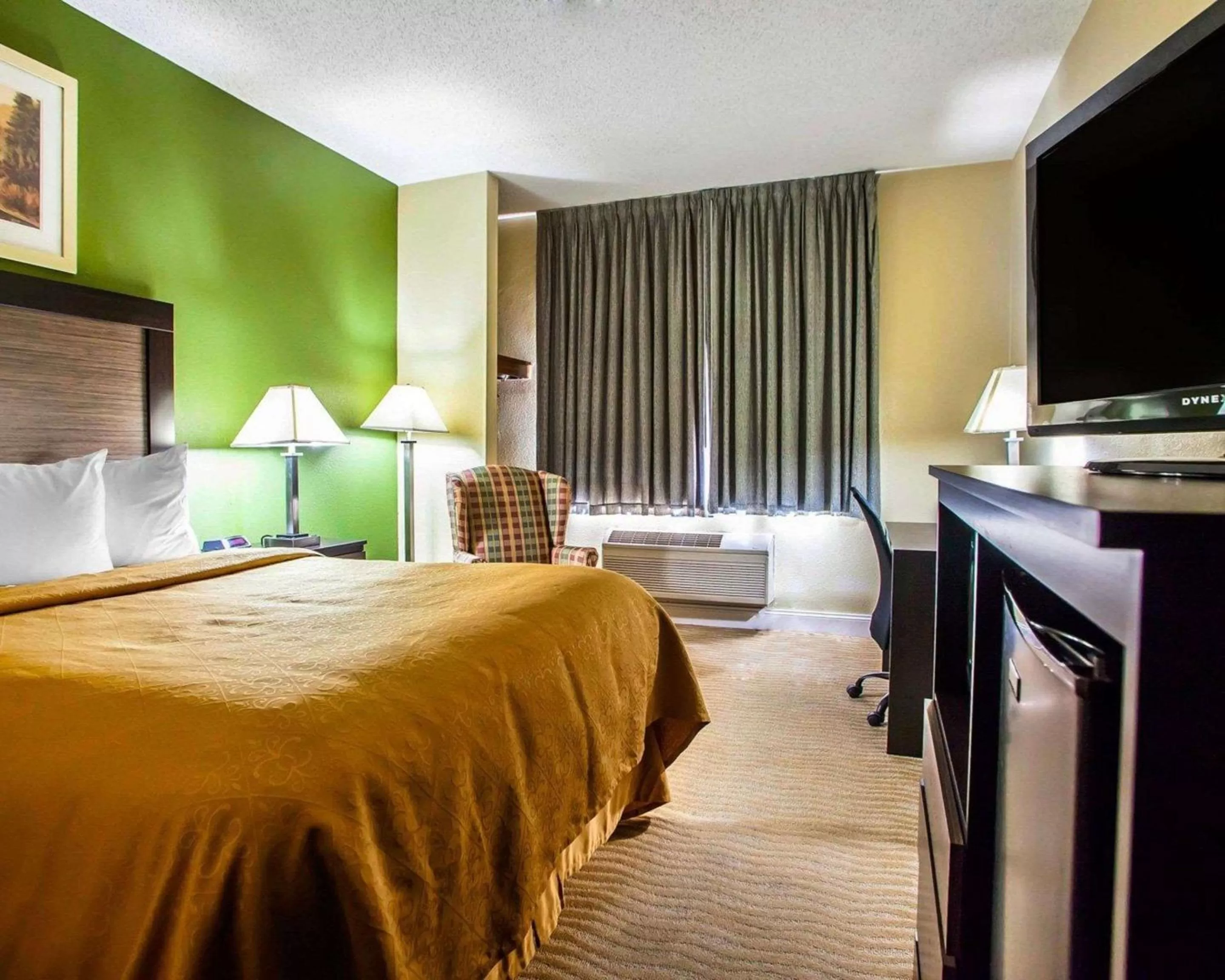 Photo of the whole room, Bed in Quality Inn & Suites Champaign North - Urbana