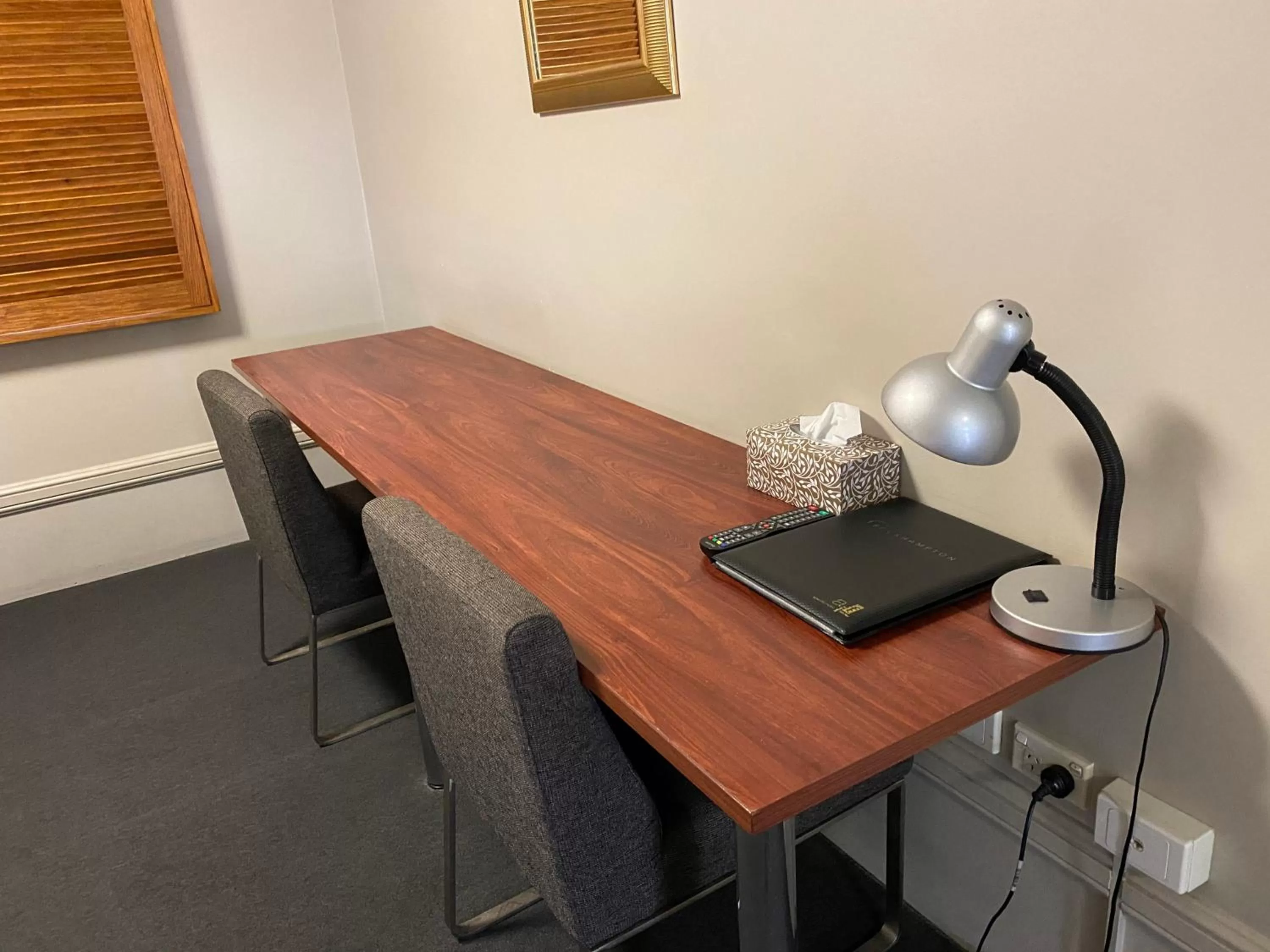 Standard Queen Room in Cosmopolitan Motel & Serviced Apartments