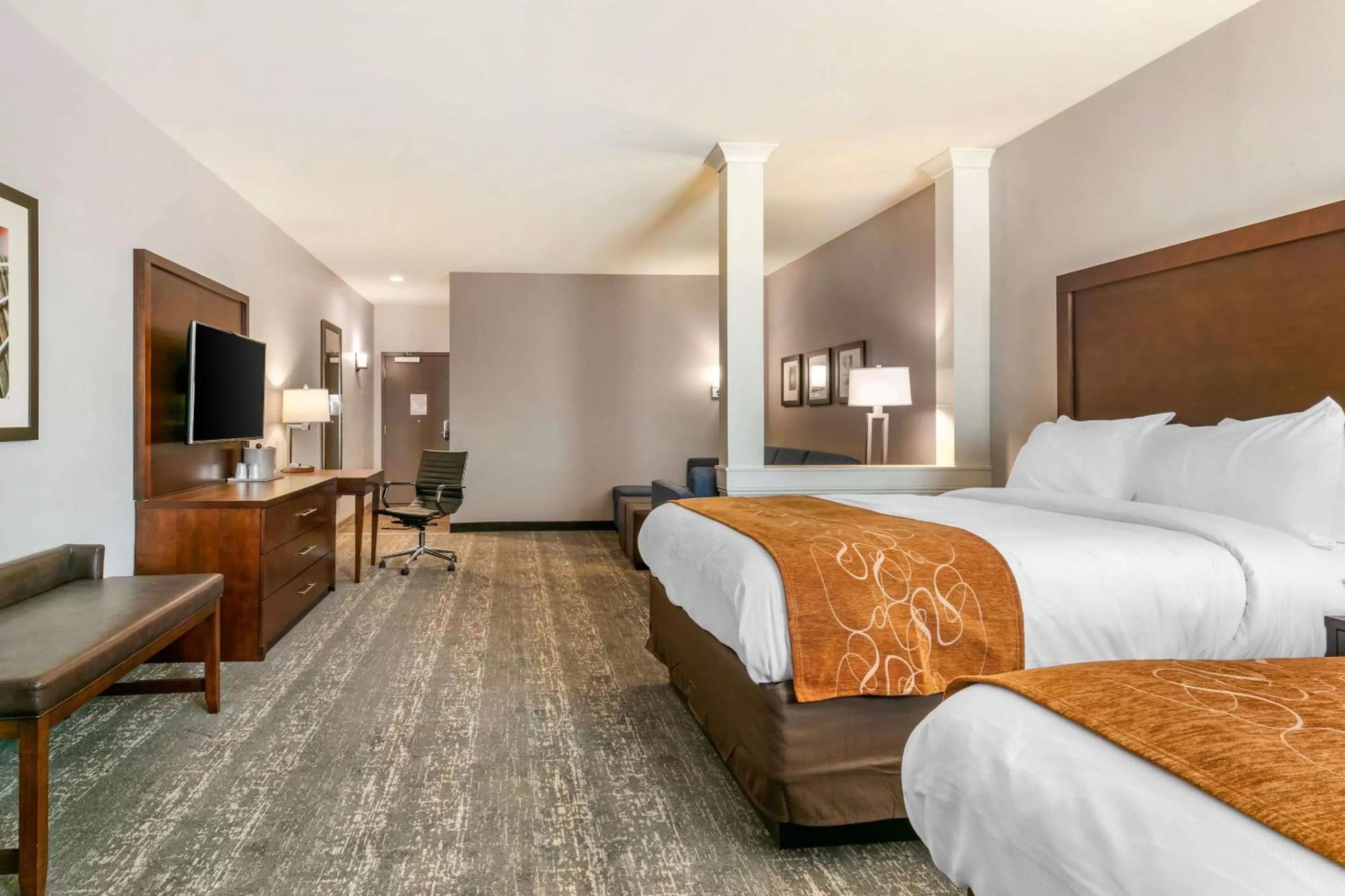 Photo of the whole room, Bed in Comfort Suites North Tupelo