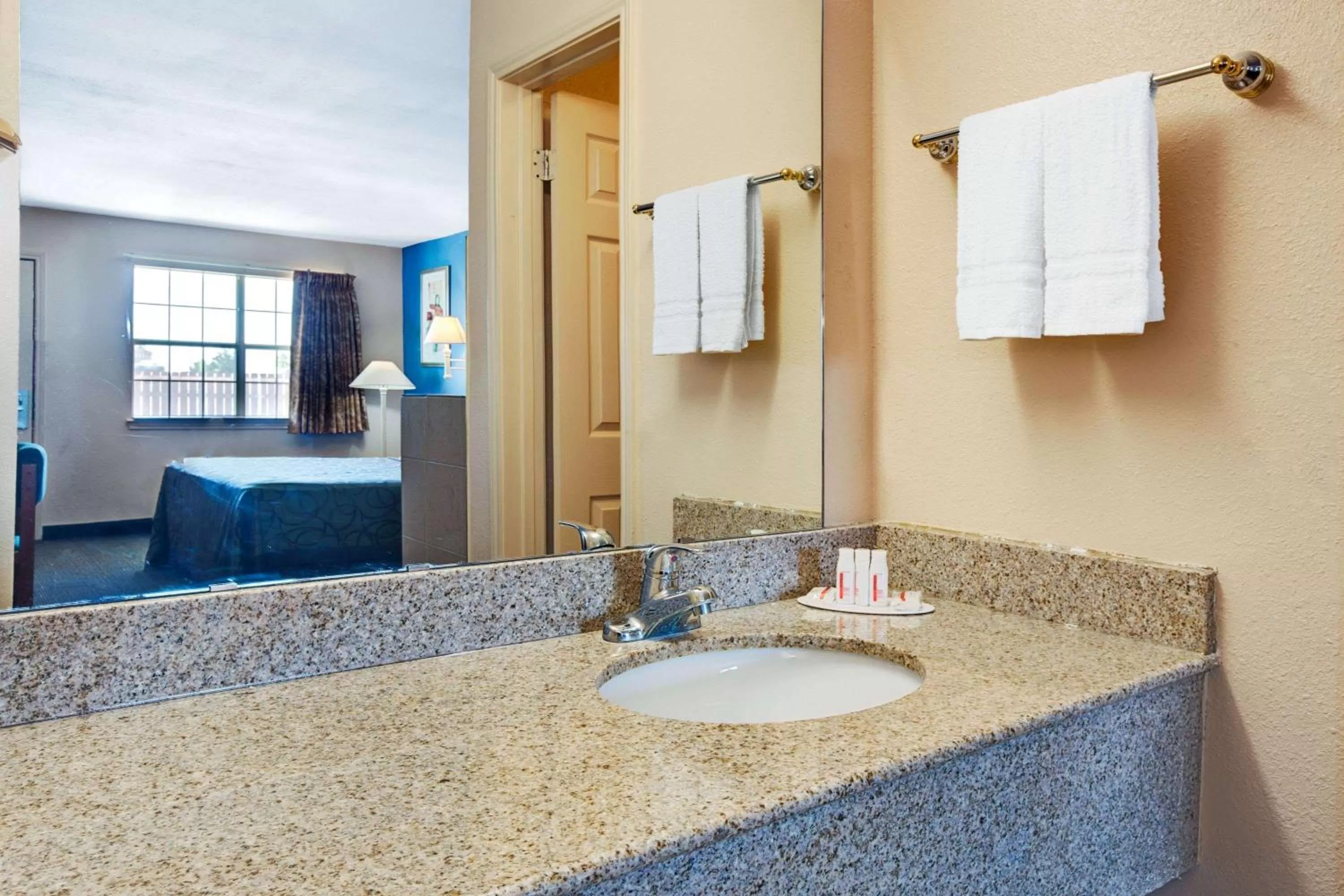 King Studio Suite - Smoking in Super 8 by Wyndham Terrell