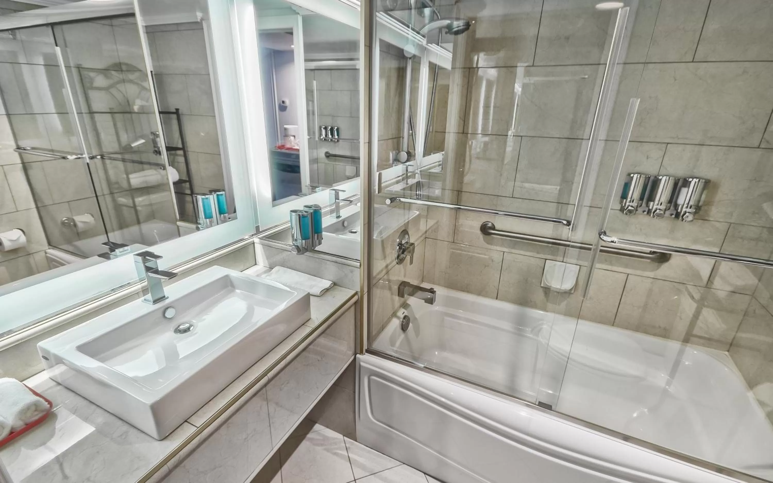 Exterior View Room, 1 Queen Bed and 1 Queen Murphy Bed and Fireplace in Hôtel Plaza Québec par JARO