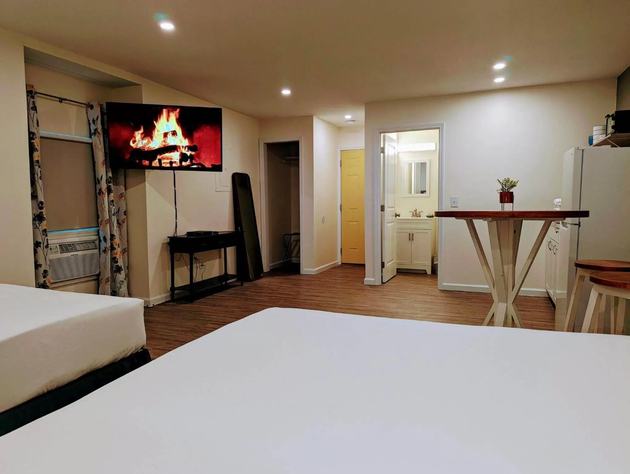 Deluxe Queen Room in The Honey Bee Motel