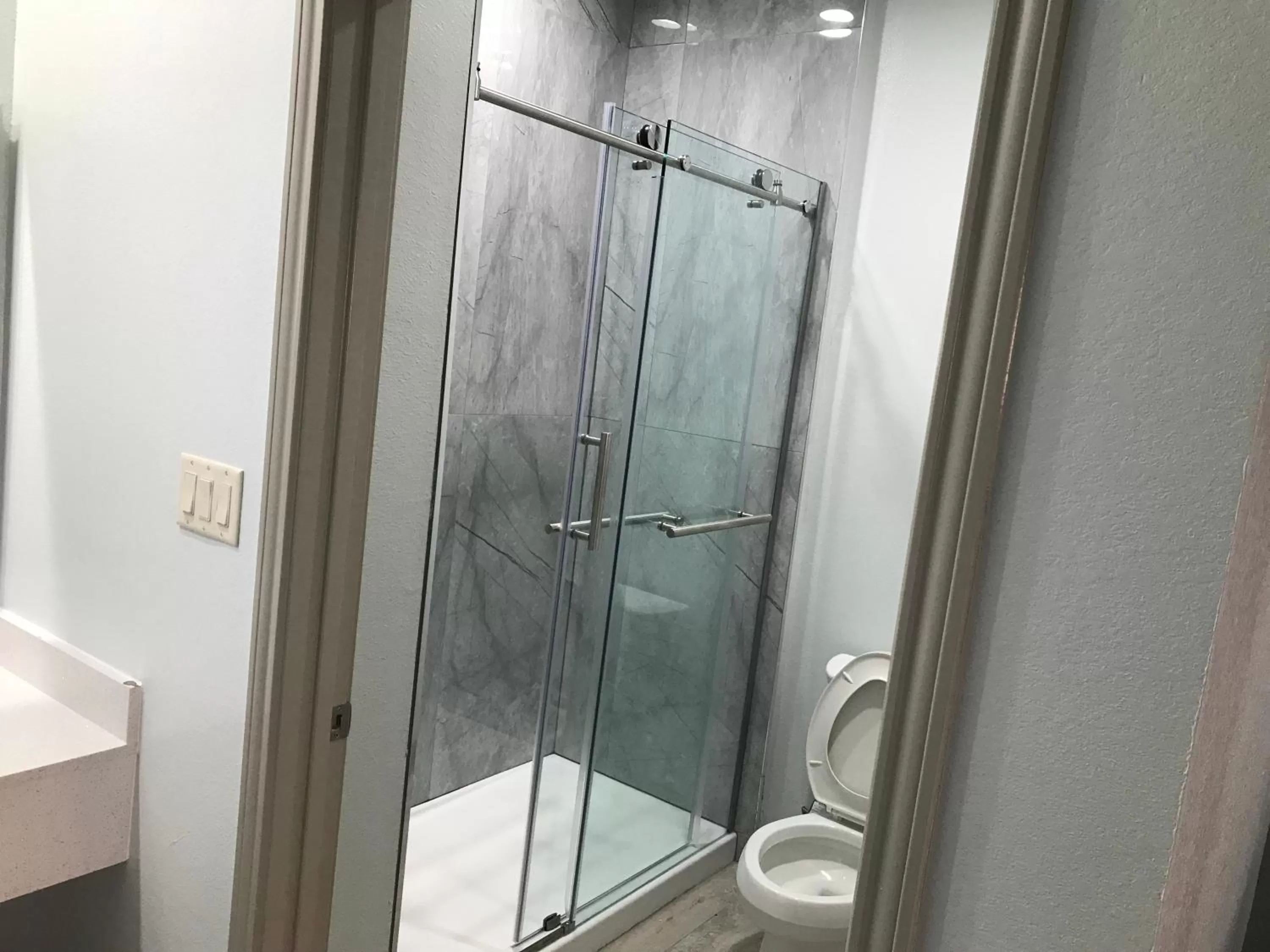 King Room with Mobility/Hearing Accessible Bath Tub with Grab Bars - Non-Smoking in Super 8 by Wyndham Humble/Houston