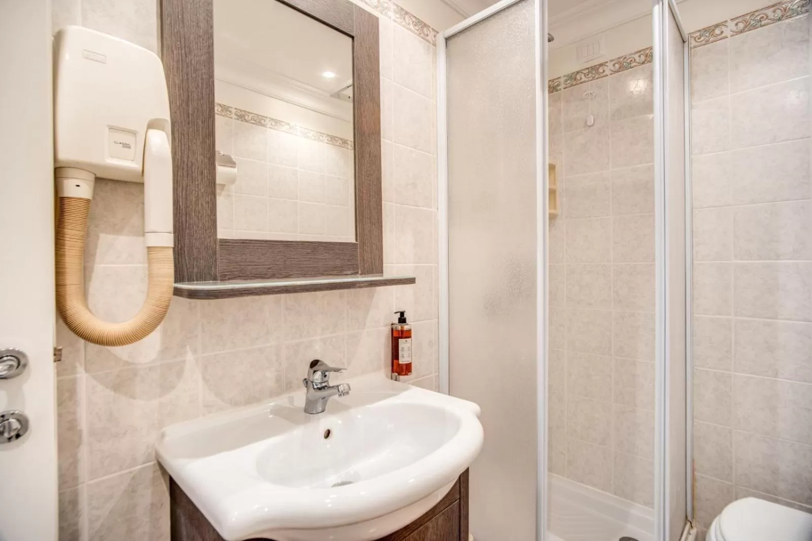 Large Twin Room in Hotel Mirti