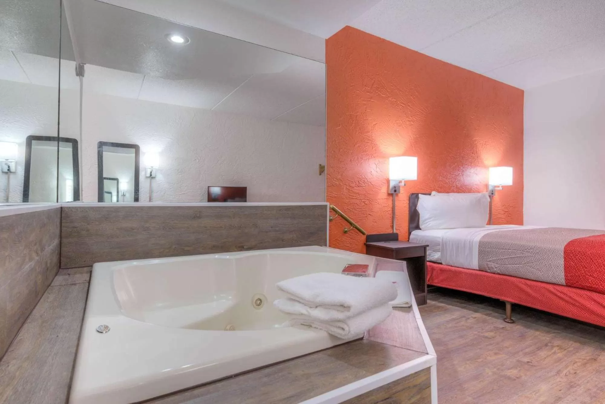 Queen Suite with Spa Bath - Non-Smoking in Motel 6-Bridgeview, IL