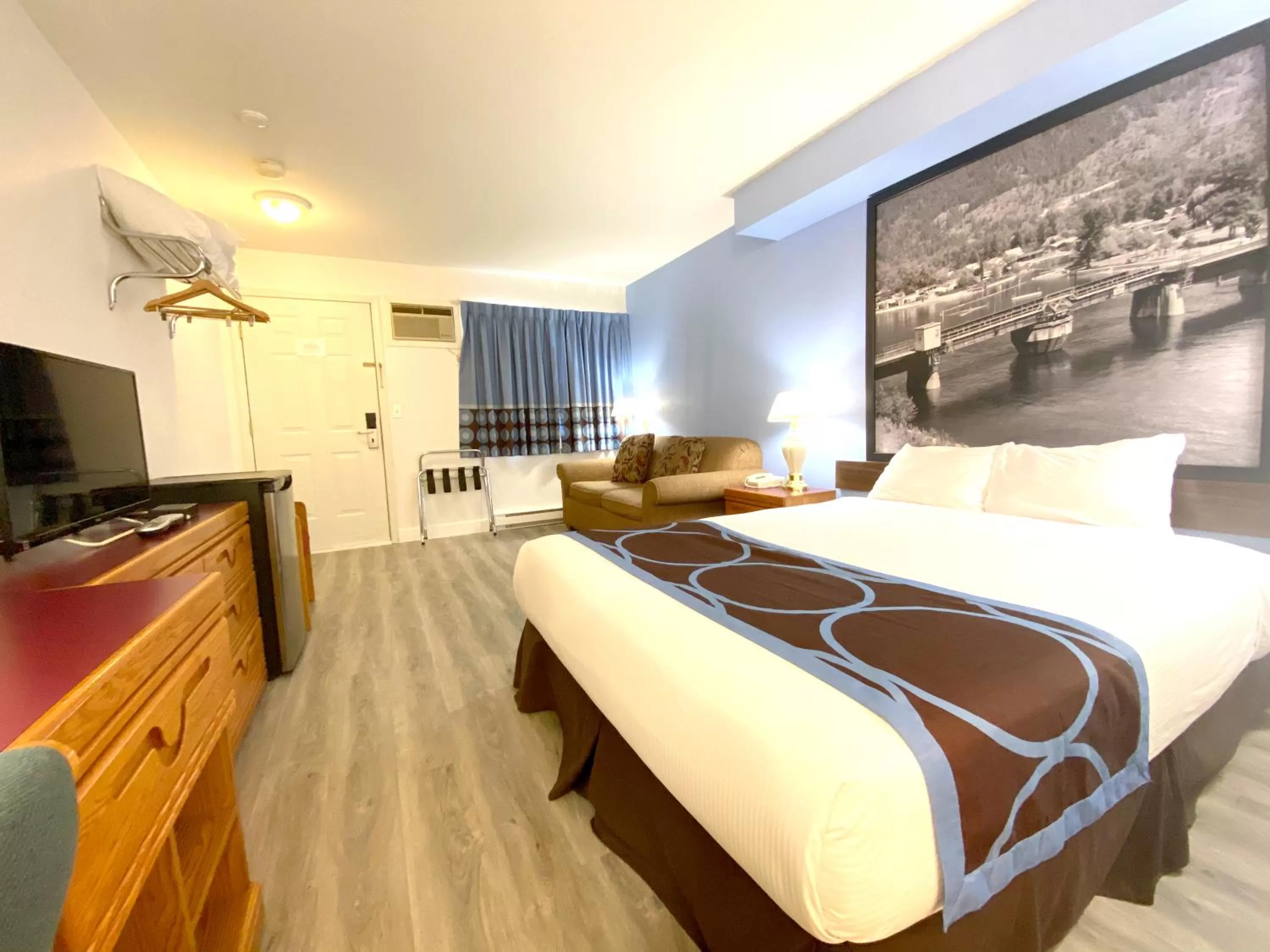 Queen Room - Non-Smoking in Super 8 by Wyndham Sicamous