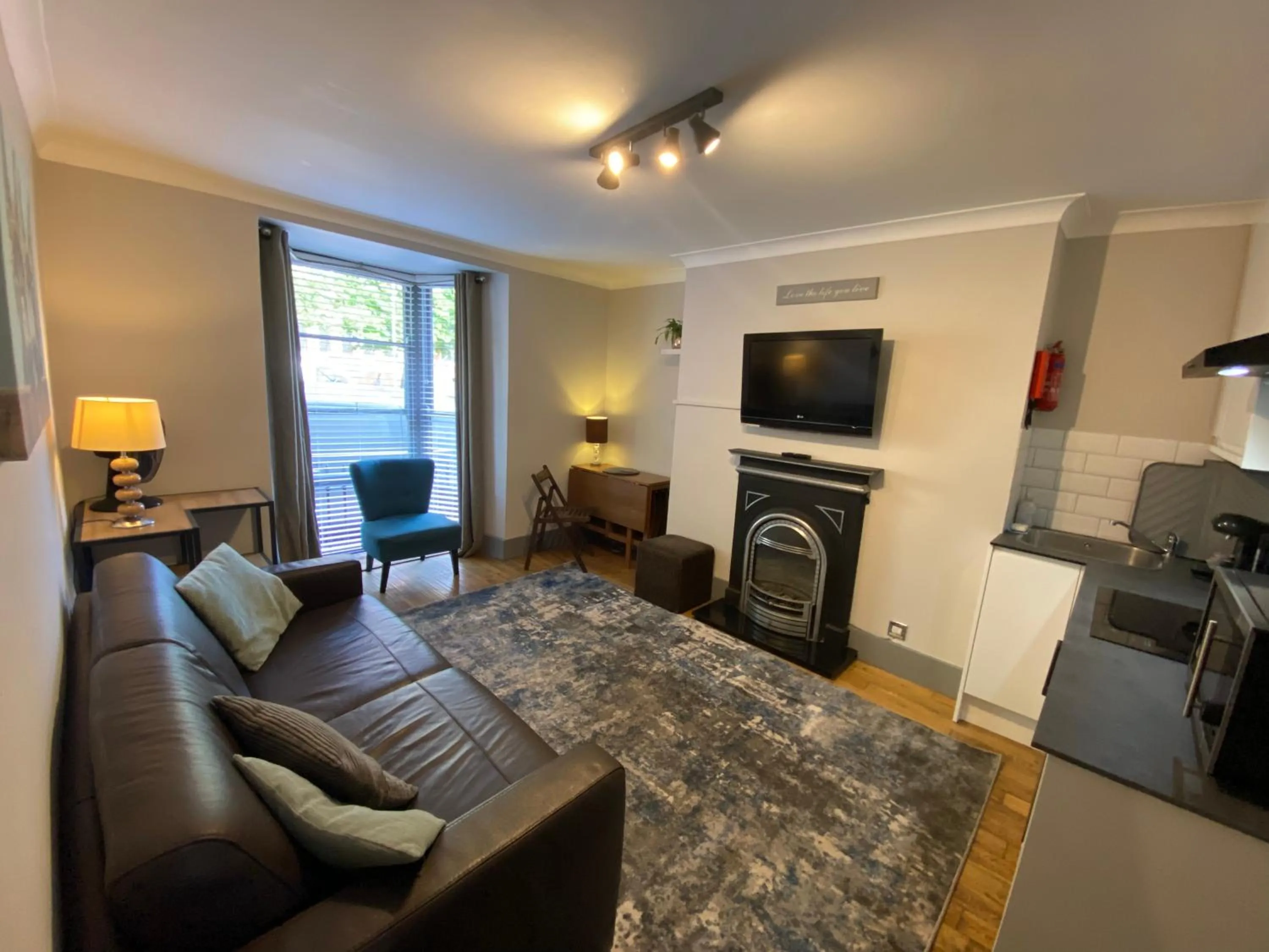 Side Sea View Apartment - Sleeps 4 in EI8HT Brighton Guest Accommodation