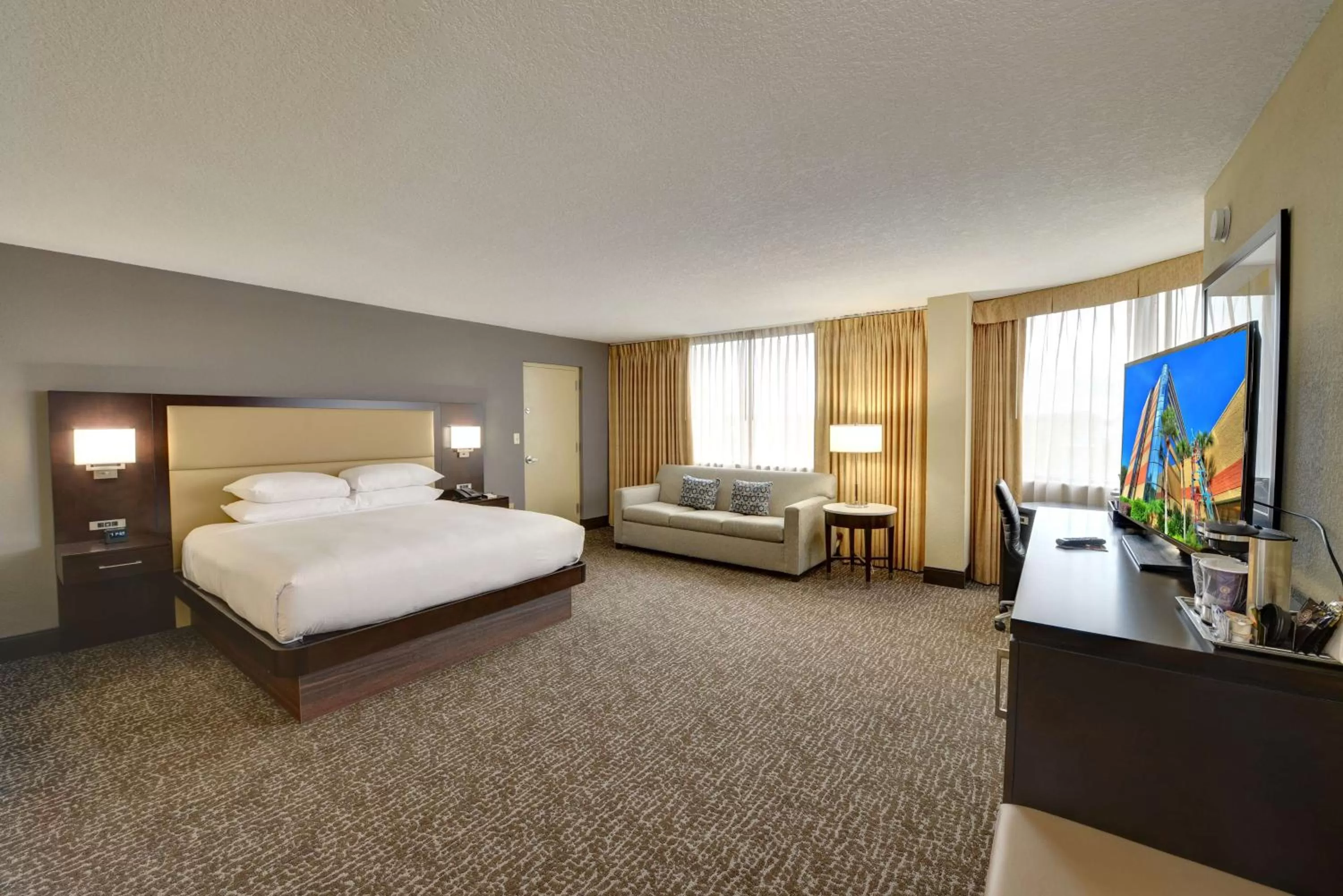 King Room with Roll-In Shower - Mobility/Hearing Accessible in Hilton Orlando/Altamonte Springs