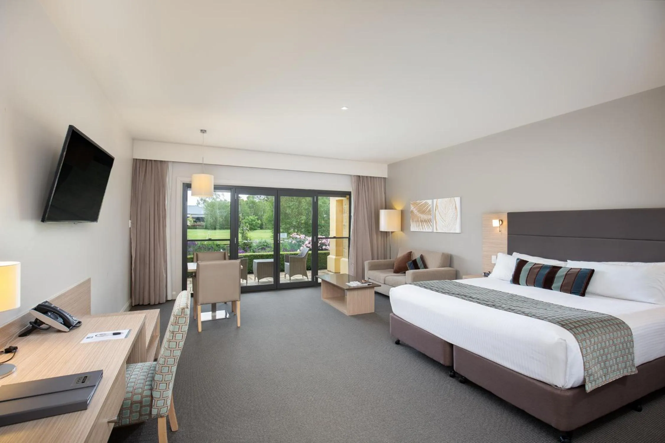 Premier King Suite in The Barn Accommodation