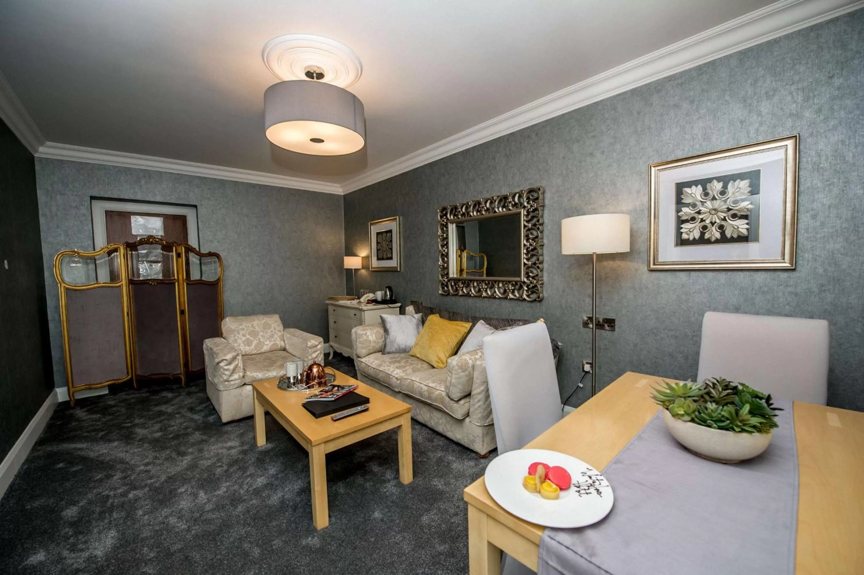 King Suite with Bathtub in Best Western Plus White Horse Hotel