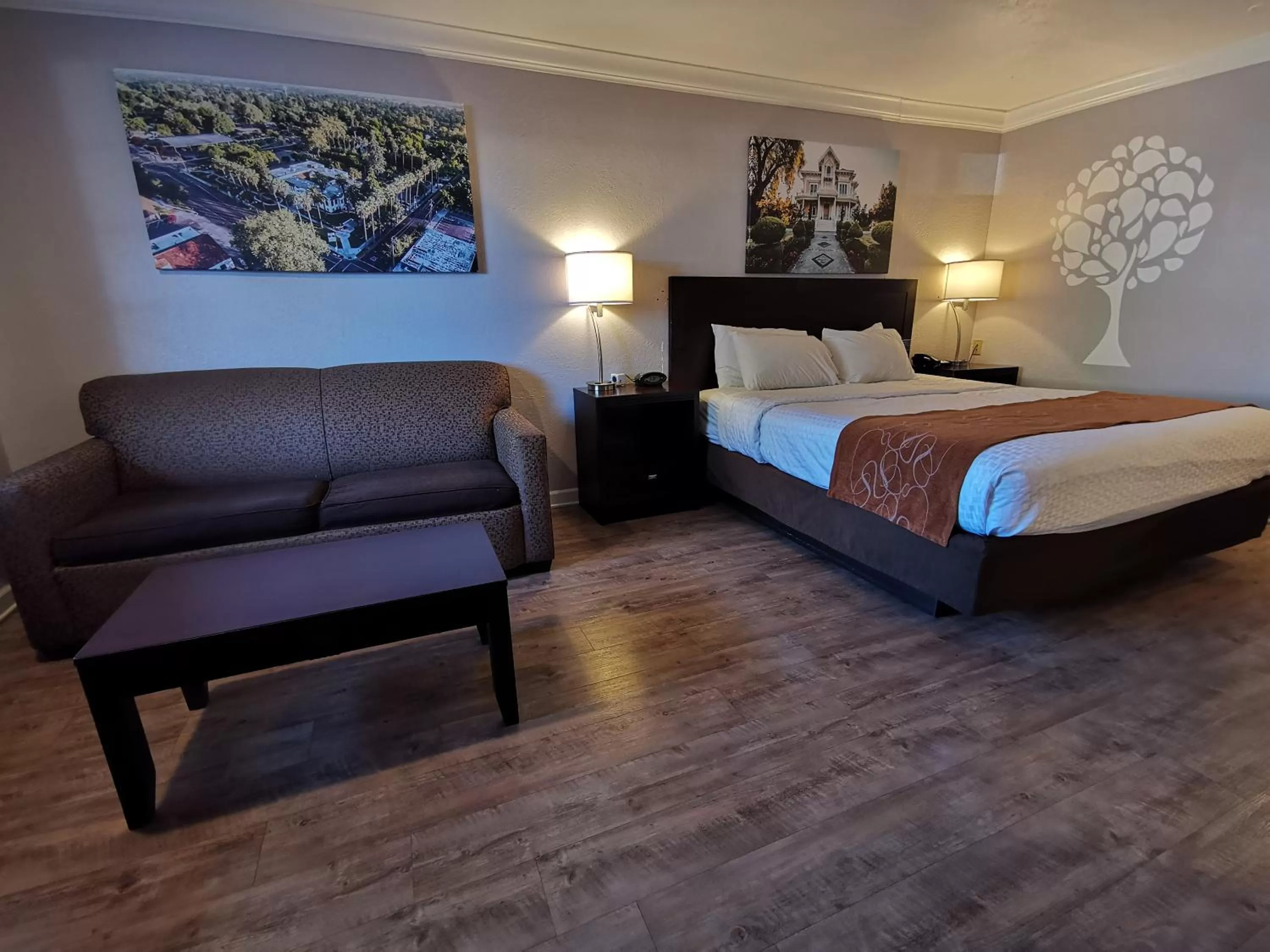 Queen Suite - Smoking in Journey Inn