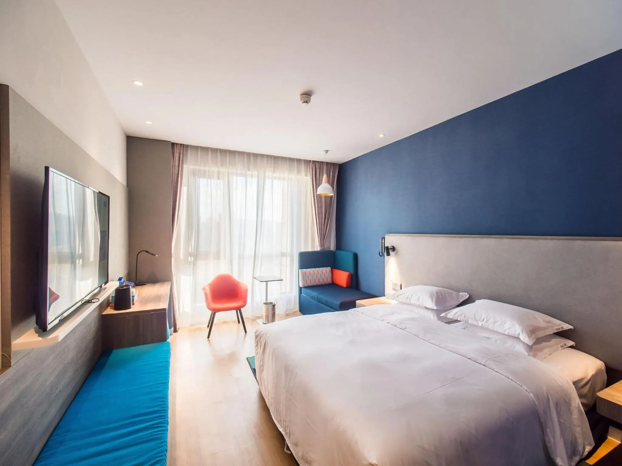 Standard King Room with City View in Holiday Inn Express Kunming West by IHG