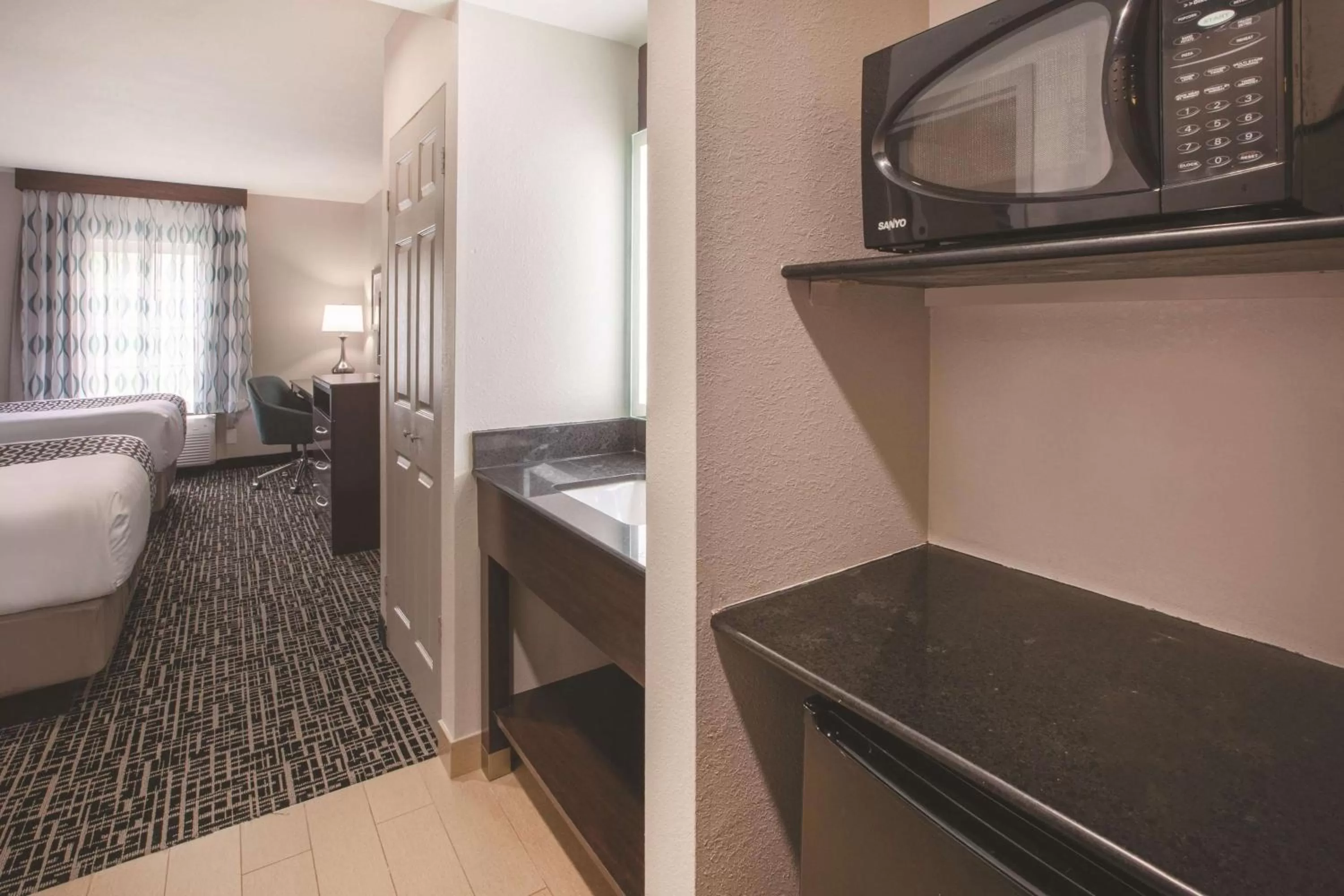 Photo of the whole room, Bed in La Quinta by Wyndham New Cumberland - Harrisburg