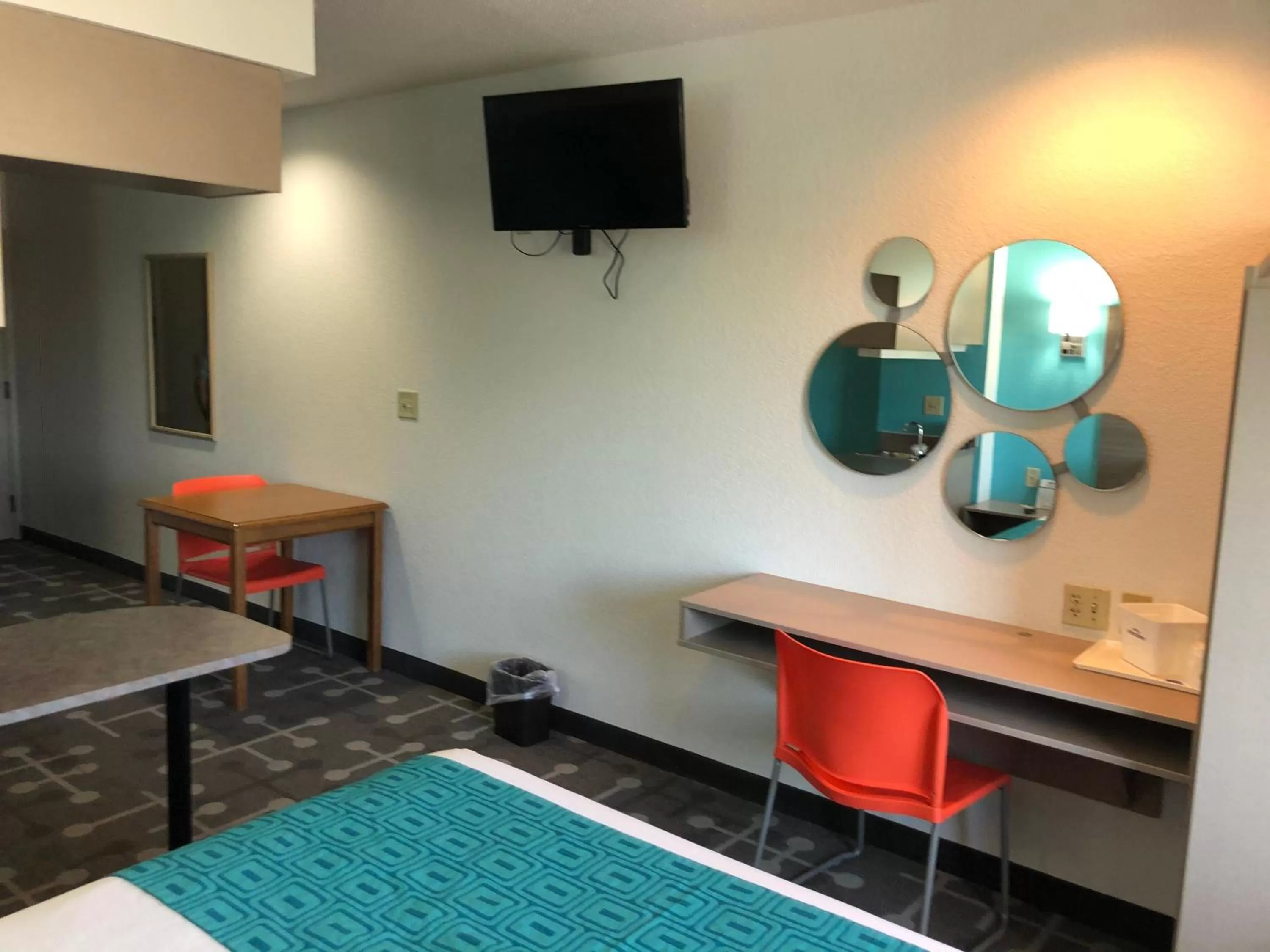 Queen Studio Suite - Non-Smoking in Howard Johnson by Wyndham Elk Grove Village - Chicago O'Hare