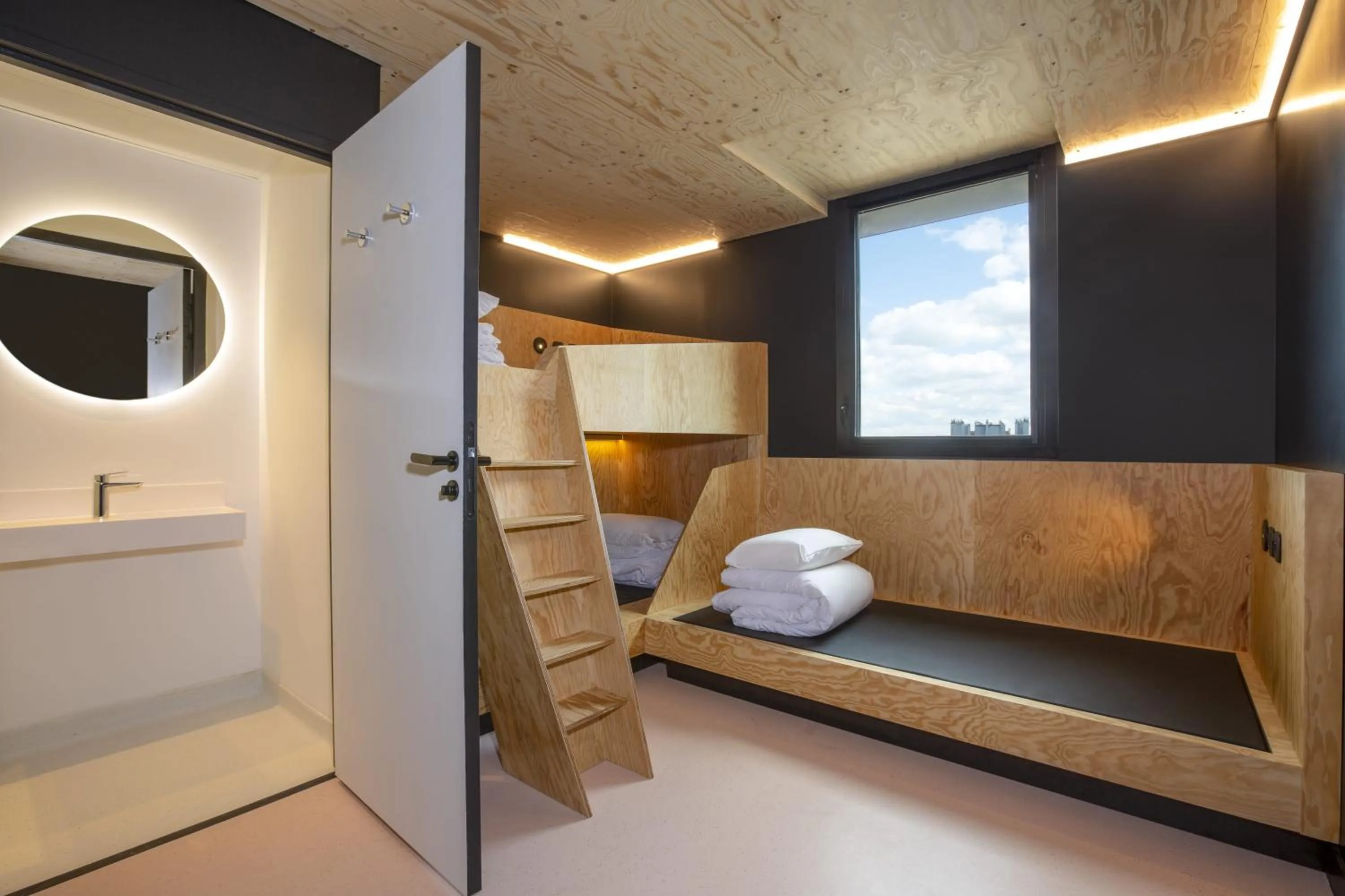 Private Bedroom for 3 people with a bathroom in JO&JOE Paris Gentilly - Auberge de Jeunesse