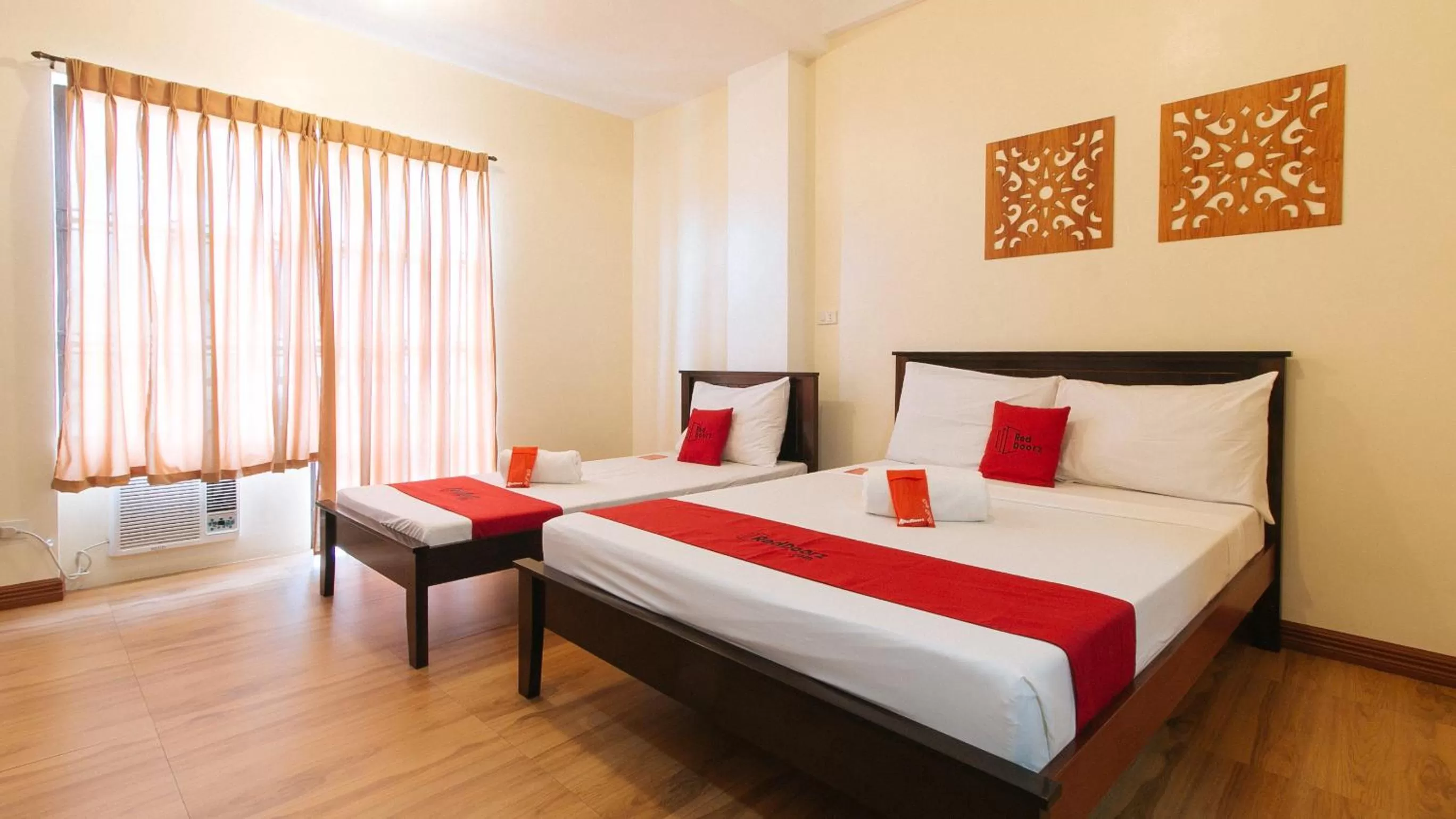 Triple Room in RedDoorz Plus near Johnson and Johnson Paranaque