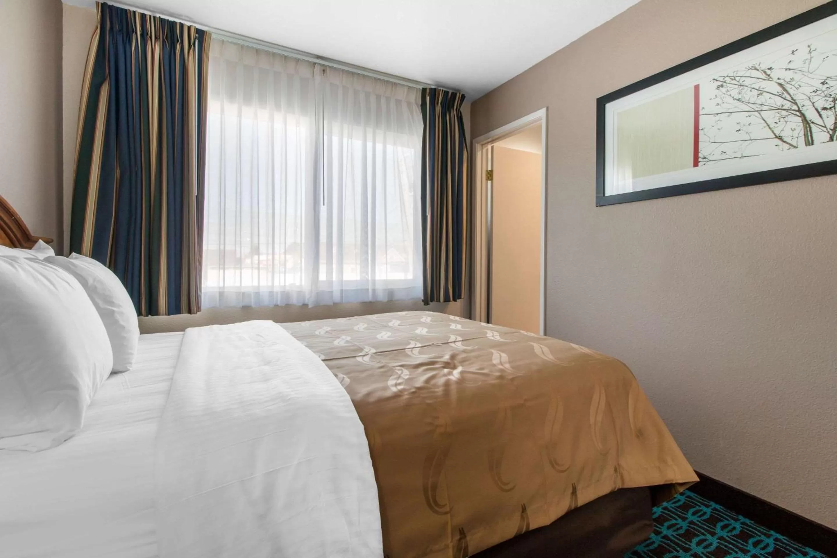 Two-Bedroom Suite in Ramada Bayside Inn & Suites Eureka
