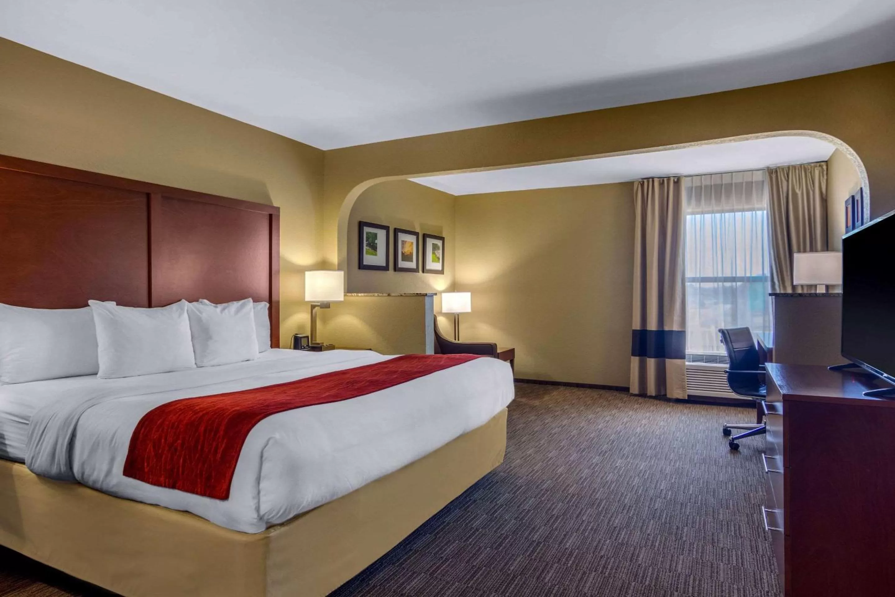 King Suite - Non-Smoking in Comfort Inn & Suites LaGrange East