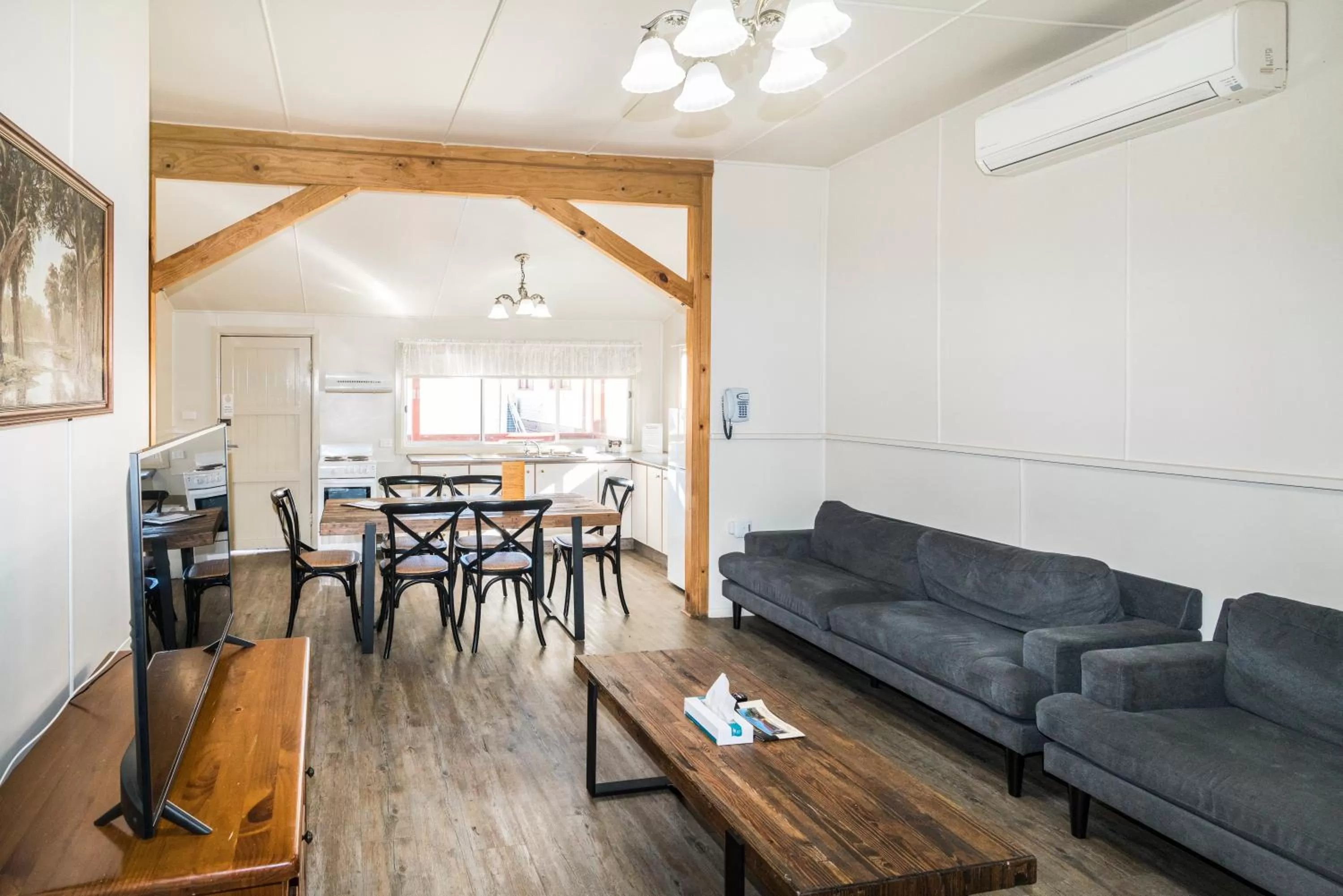 Three-Bedroom Cottage in Black Gold Motel