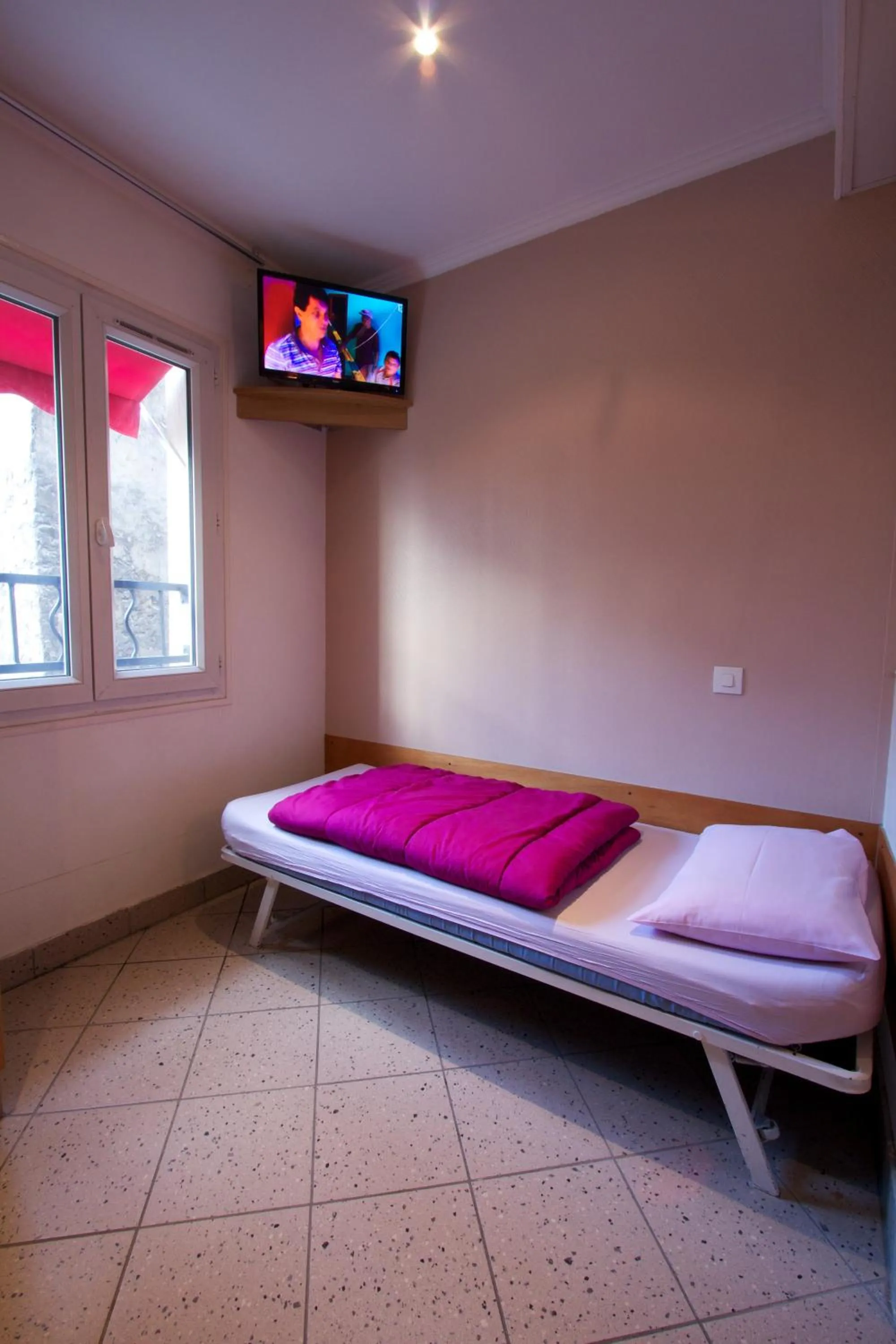 Single Room with Shared Bathroom in Bastille Hostel