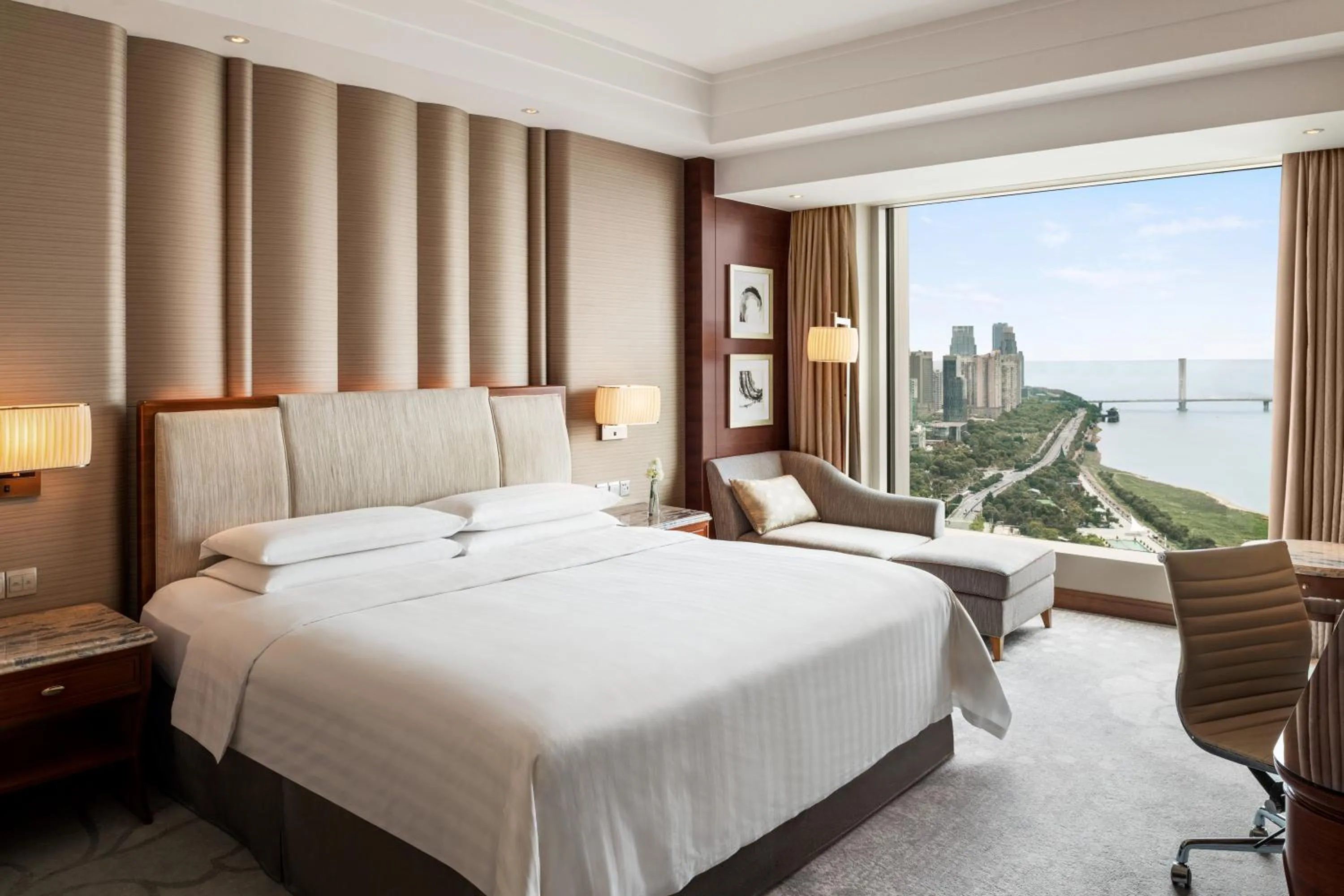 Horizon Club King Room with River View in Shangri-La Nanchang丨All room offer river views Just one stop from the Pavilion of Prince Teng
