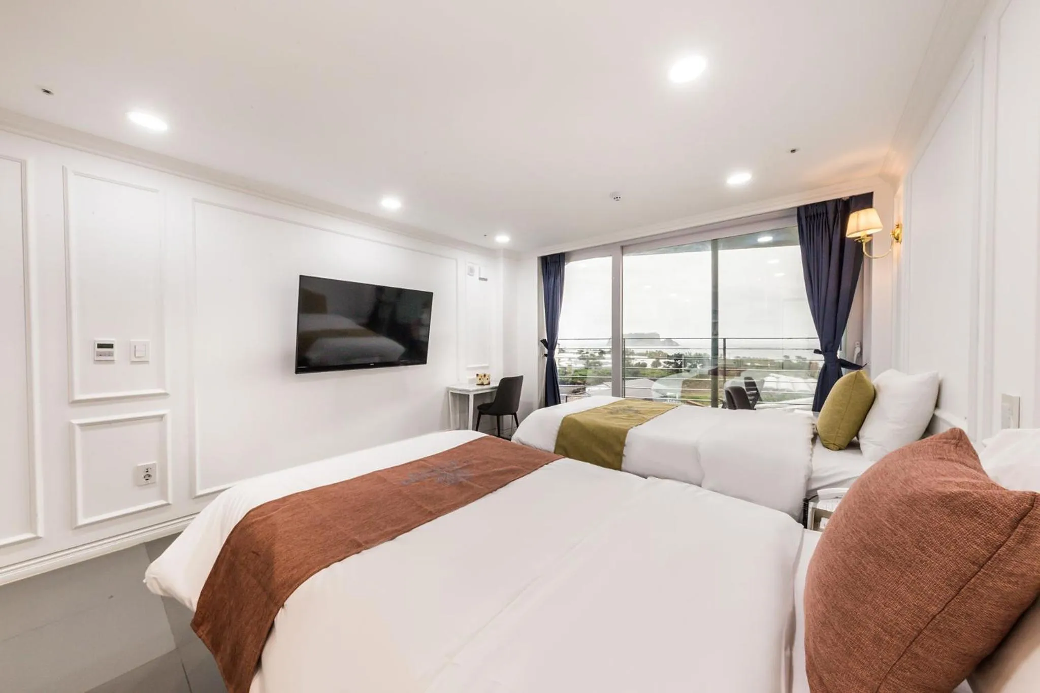 Deluxe Twin Room with Sea View in Gladsheim Hotel