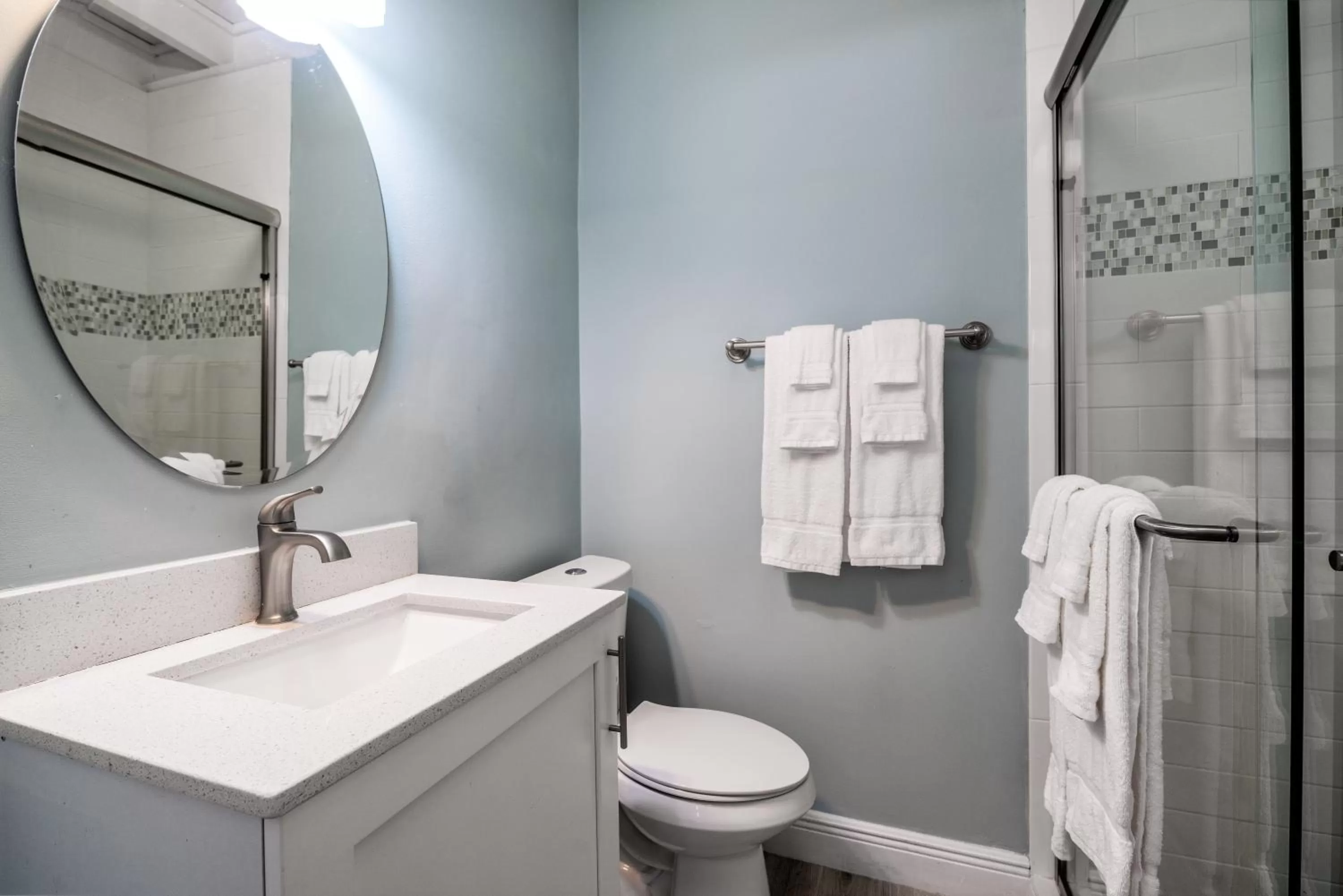 Queen Suite in Rainbow Bend Resort