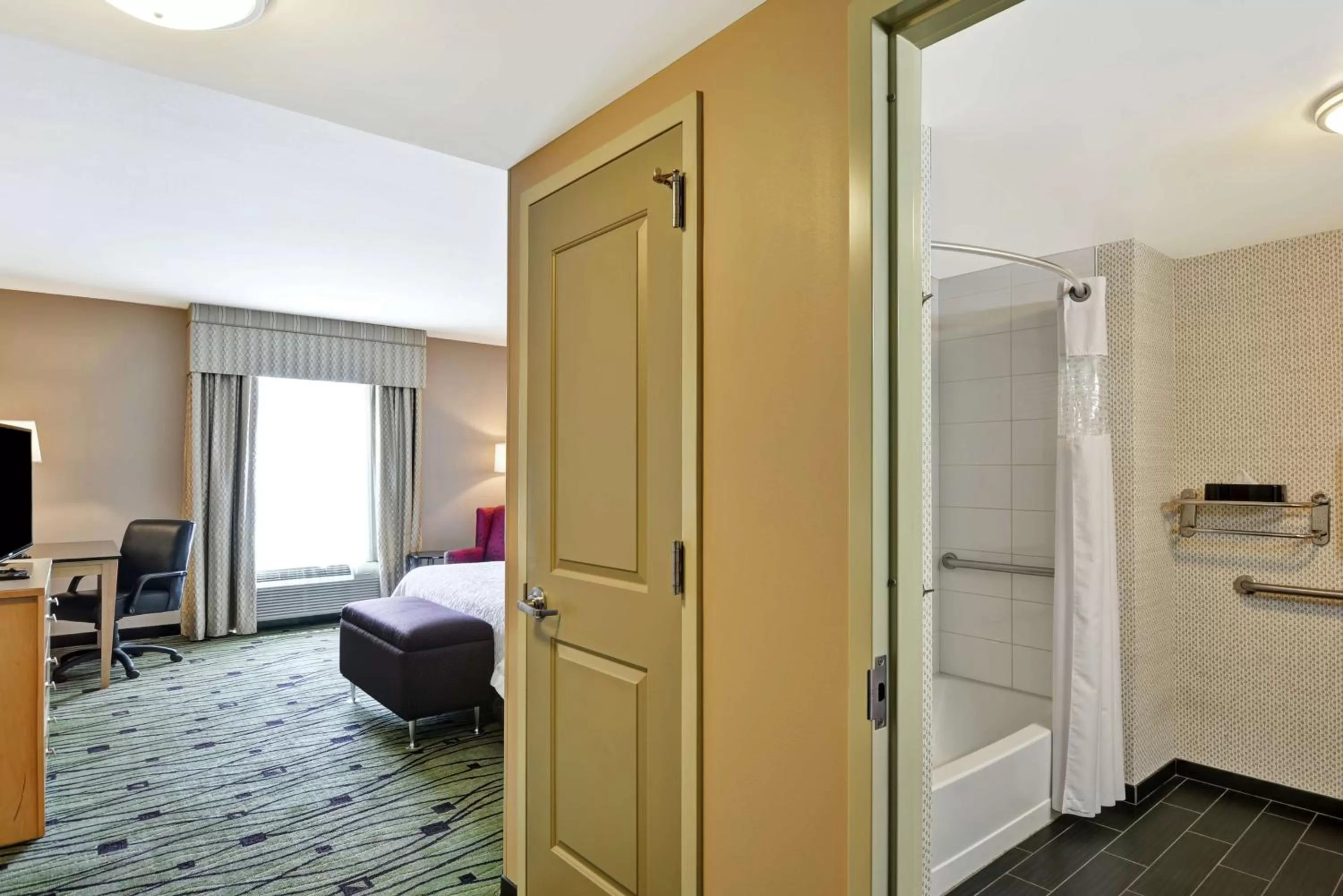 King Room with Accessible Tub - Mobility and Hearing Access/Non-Smoking in Hampton Inn & Suites Crabtree